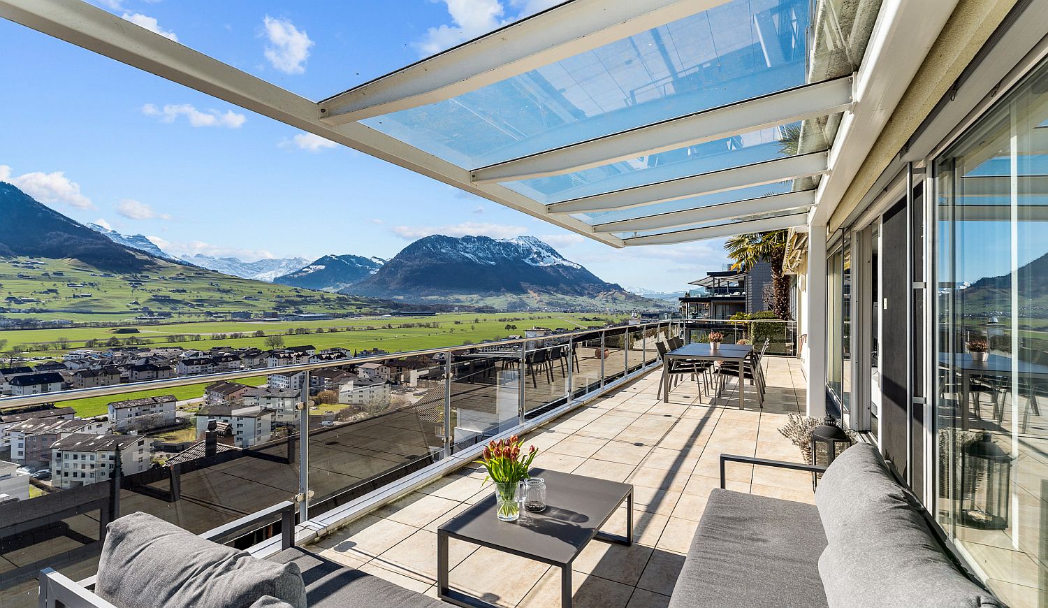 Terrasse mit Bergpanorama