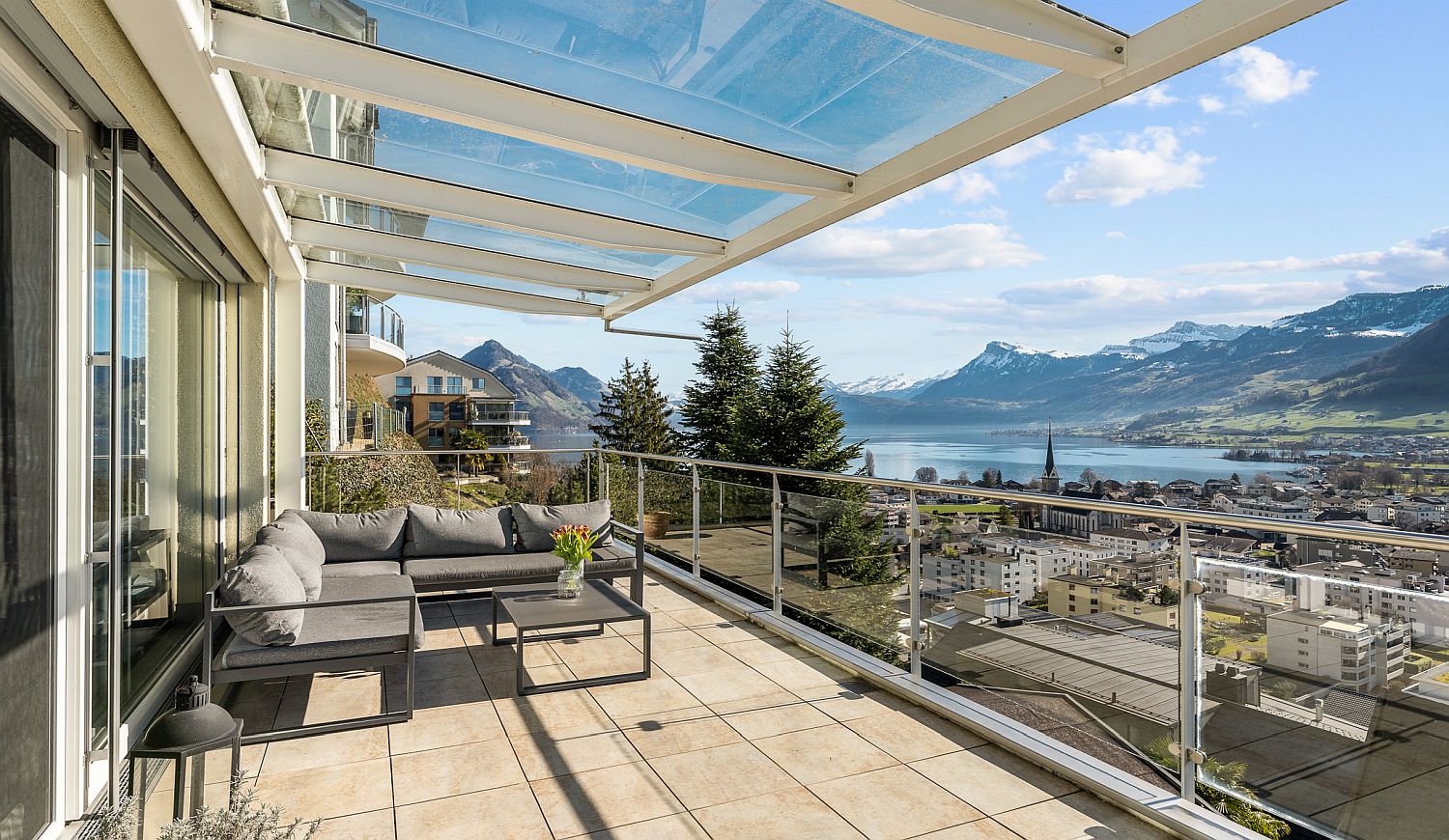 Balkon mit Seeblick und Bergpanorama