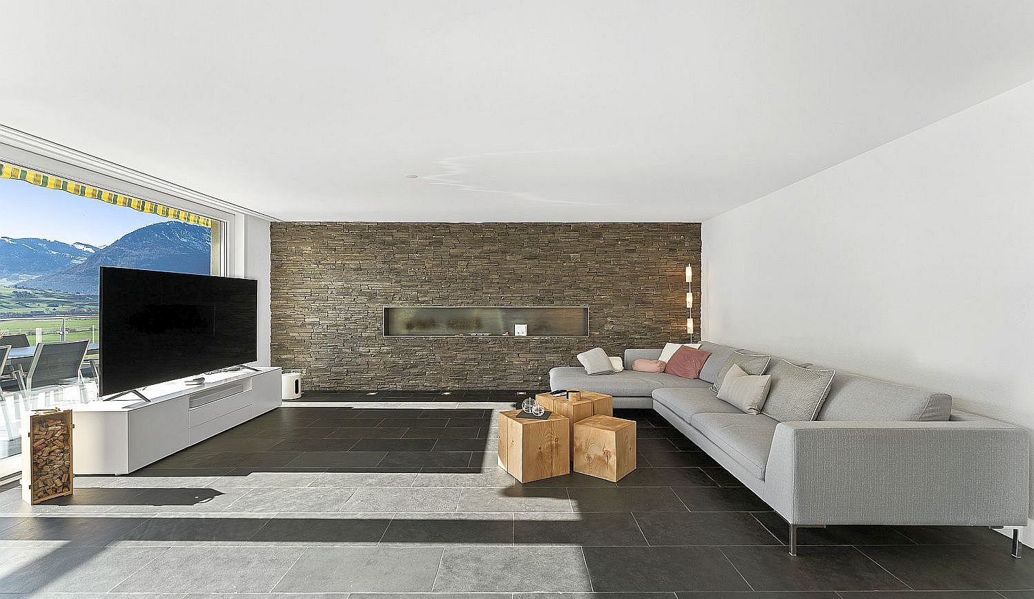 Modernes Wohnzimmer mit Bergblick
