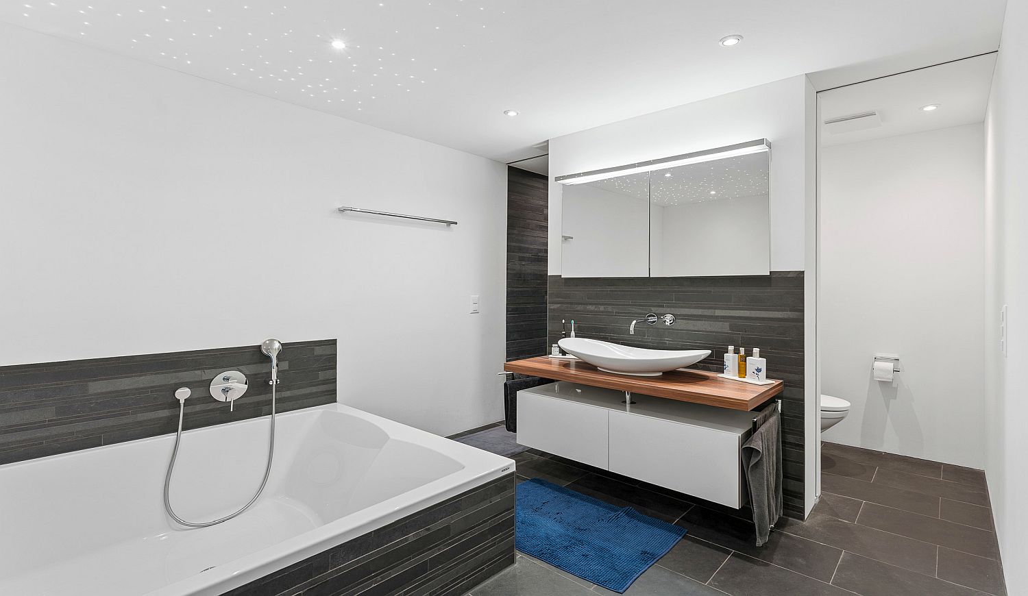 Modernes Badezimmer mit Badewanne und Waschtisch