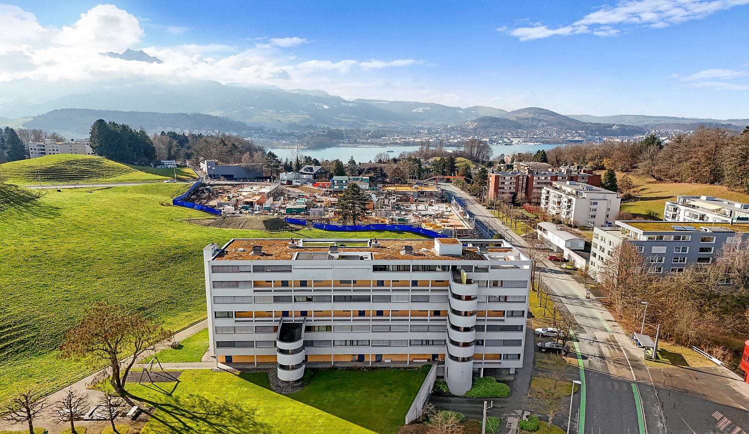 Luftaufnahme eines Wohngebäudes mit Seeblick