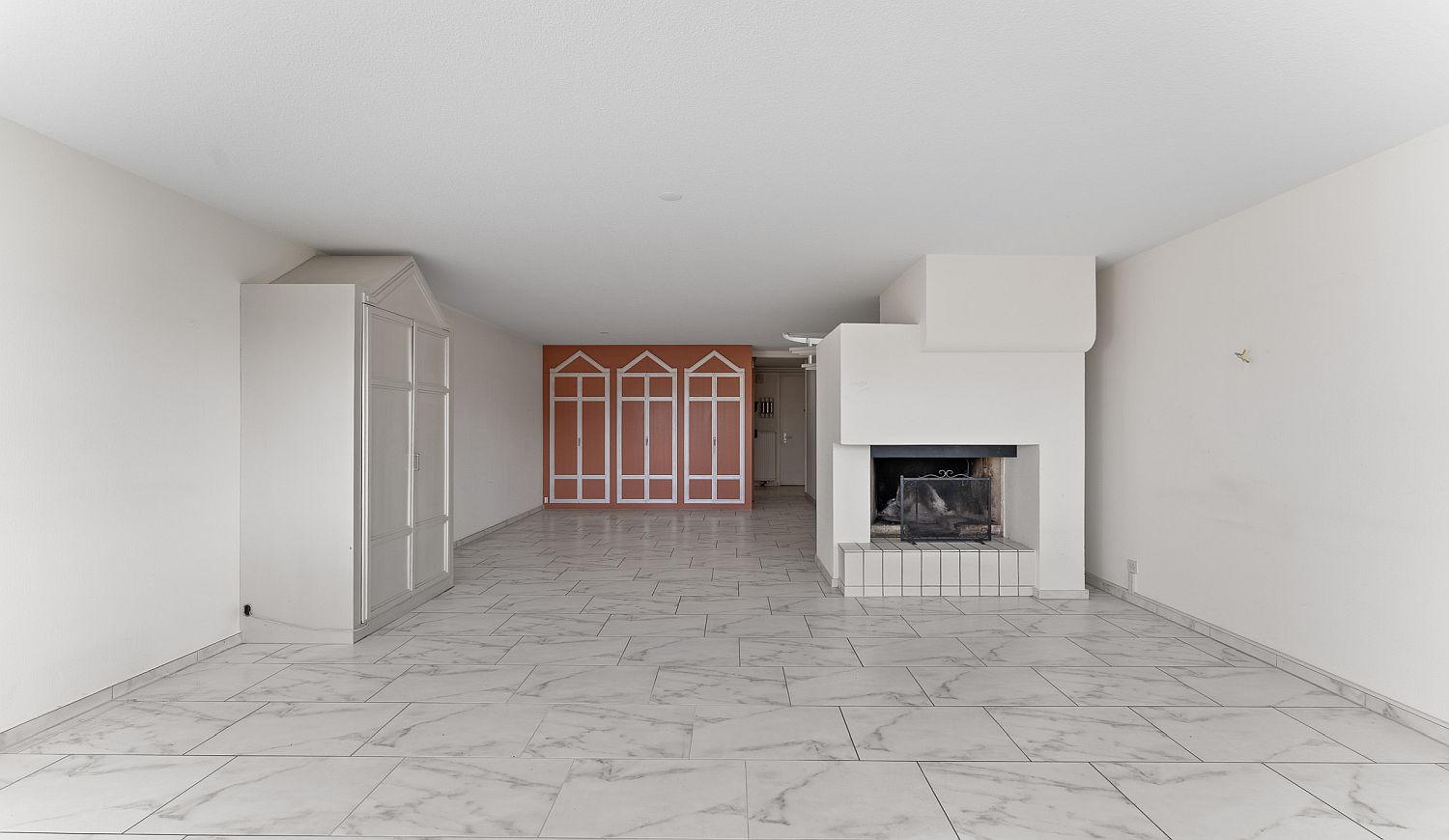 Wohnraum mit Kamin und Einbauschrank