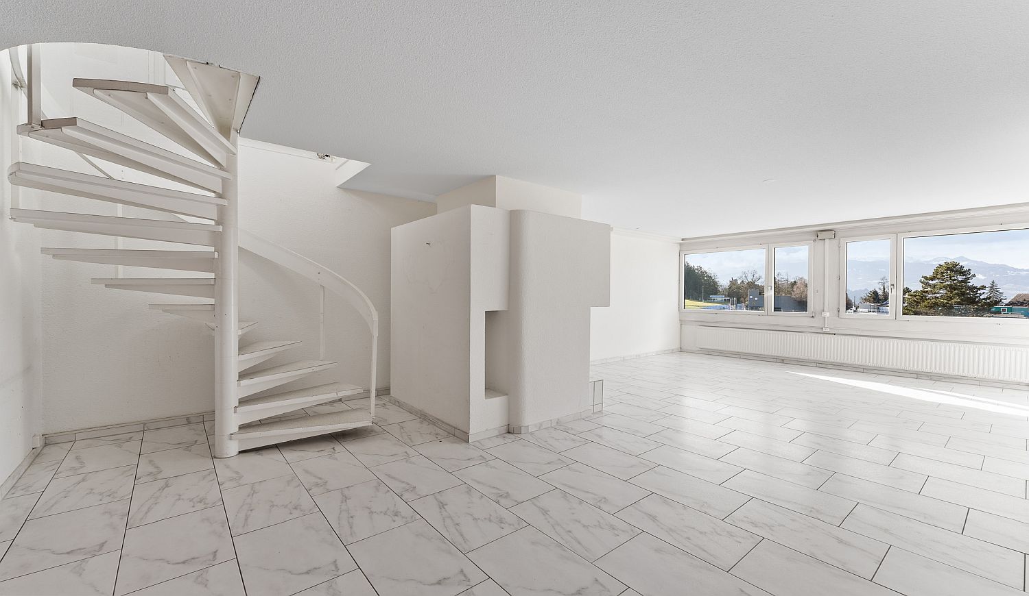 Heller Wohnraum mit Wendeltreppe und Panoramafenstern