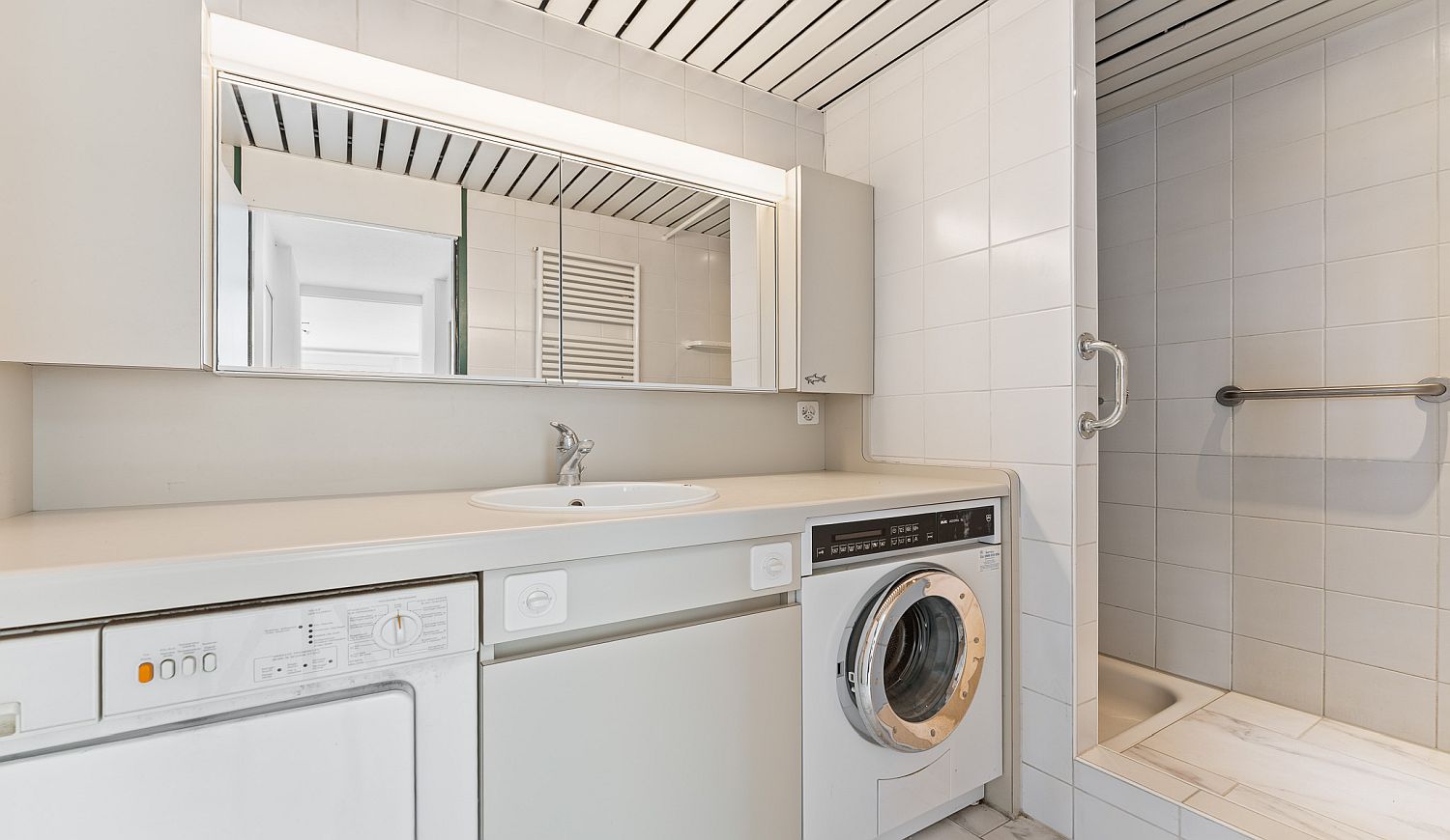 Badezimmer mit Waschtisch und Dusche