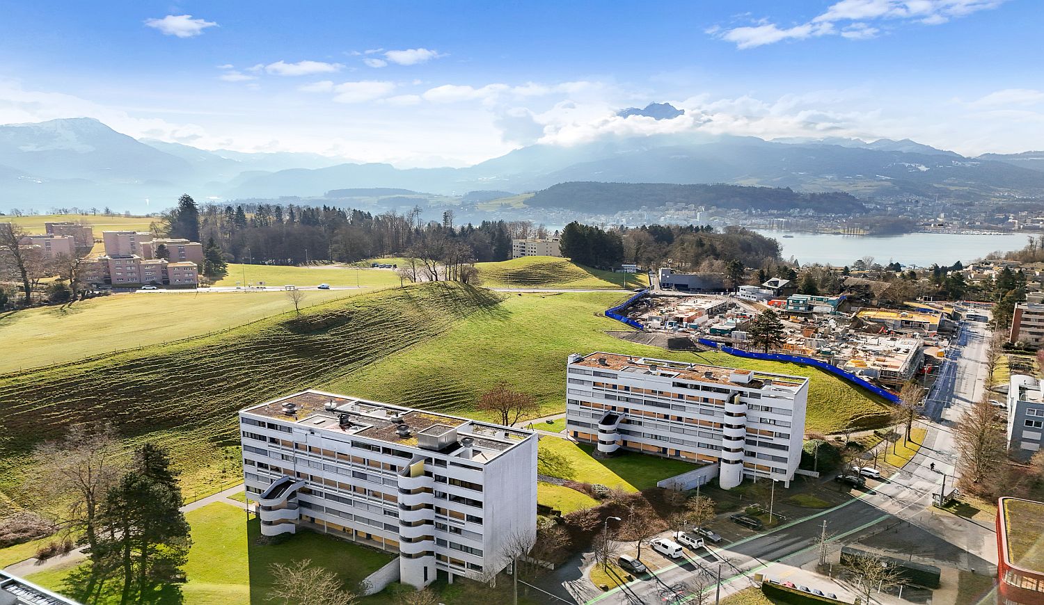 Luftaufnahme mit Panoramablick auf Stadt, See und Berge