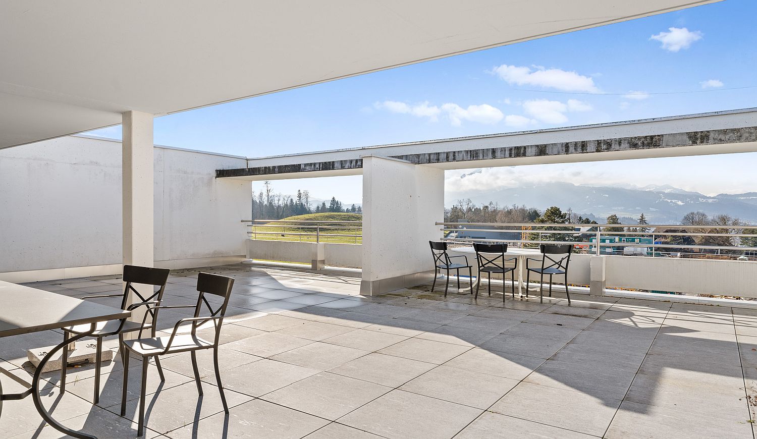 Überdachte Dachterrasse mit Bergblick