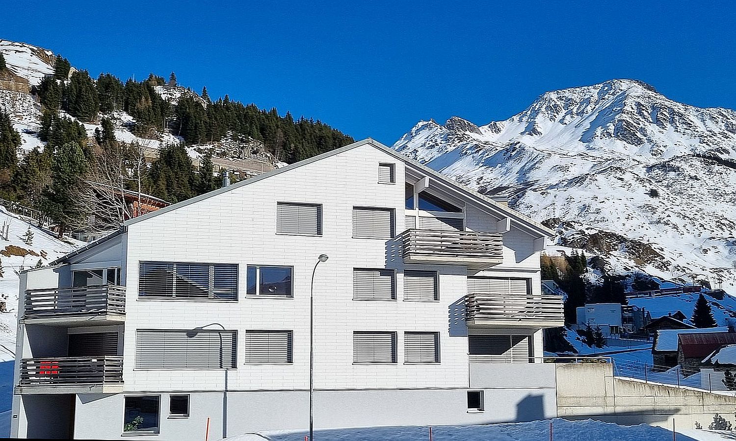 Alpines Mehrfamilienhaus mit Bergblick