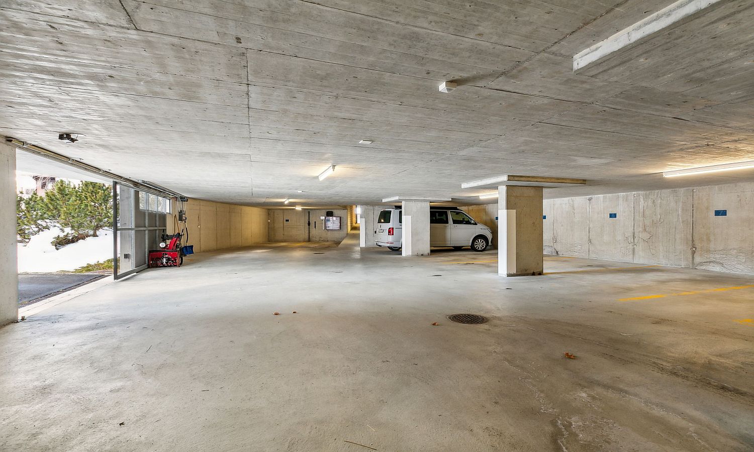 Parkgarage mit Stellplätzen