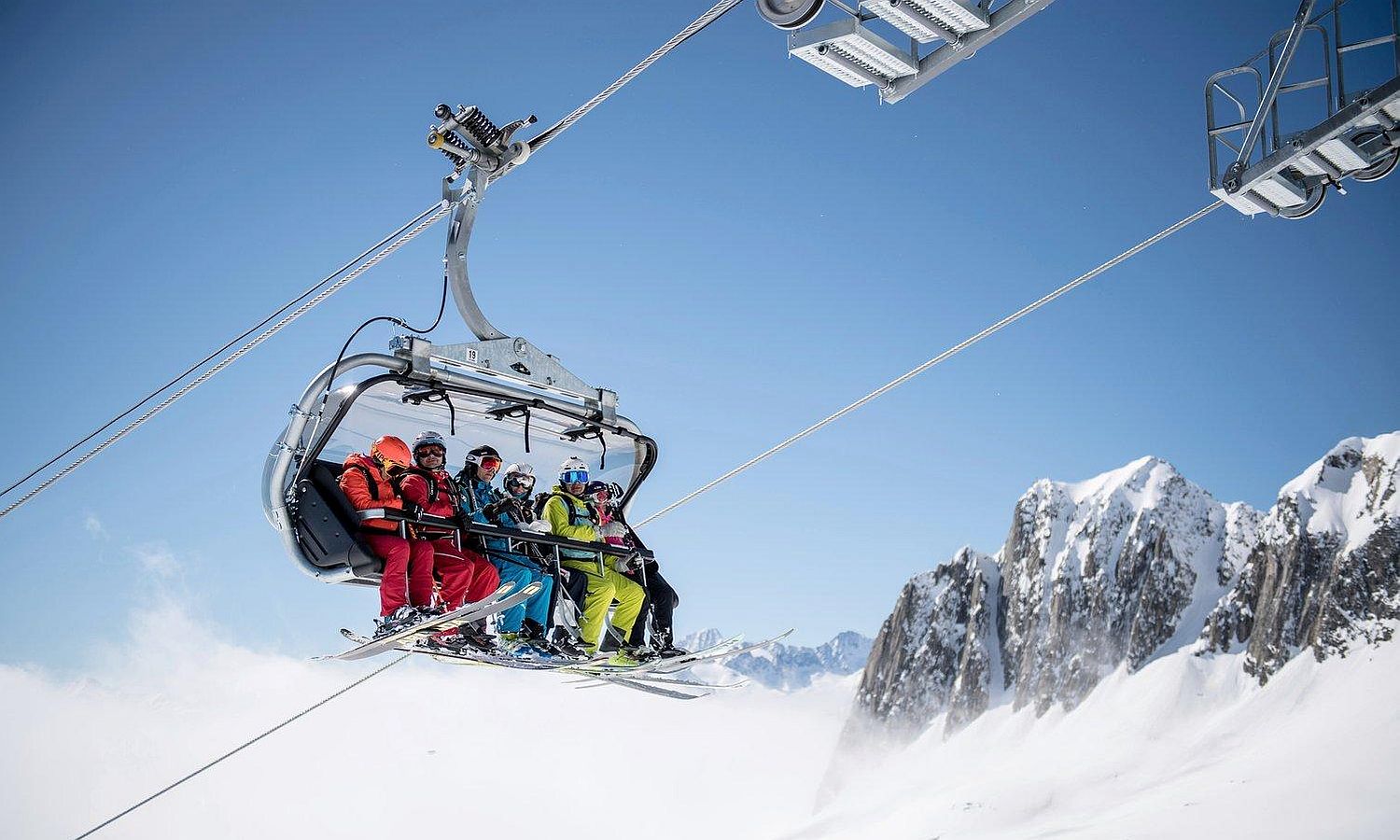 Skigondel mit Passagieren über verschneiter Berglandschaft