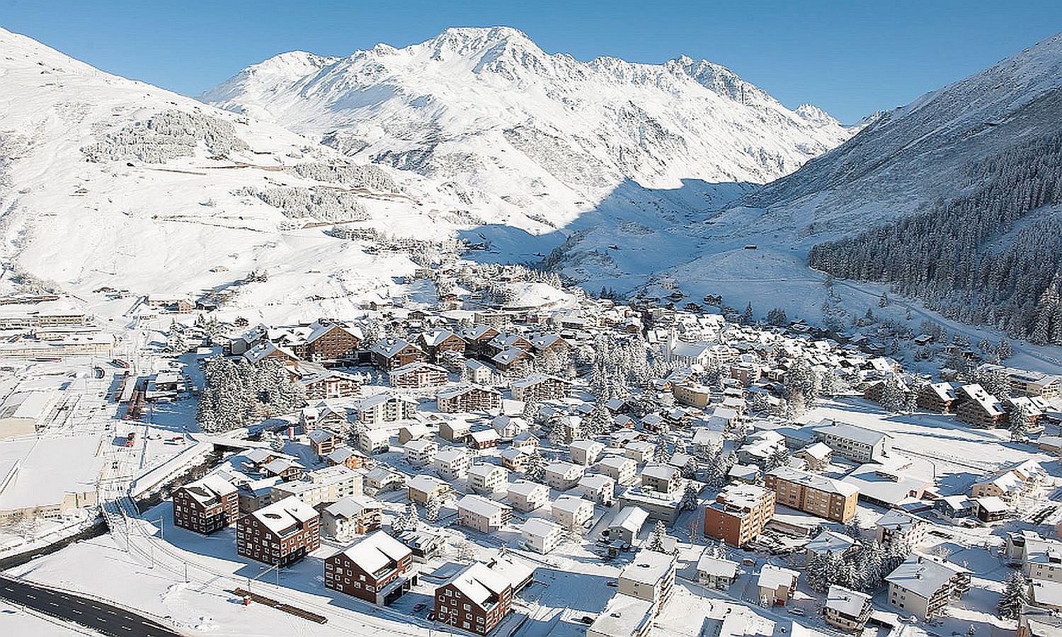 Schneebedecktes Bergdorf im Winter