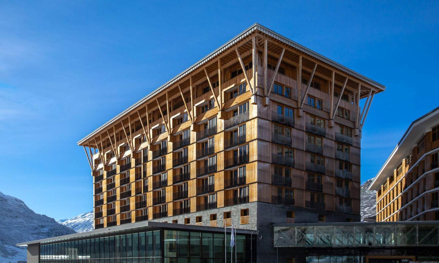 Holz-Hotelgebäude in alpiner Lage