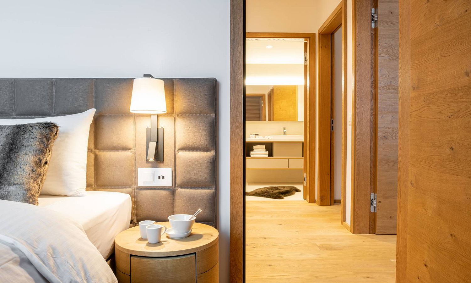 Gemütliches Schlafzimmer mit Blick ins Bad
