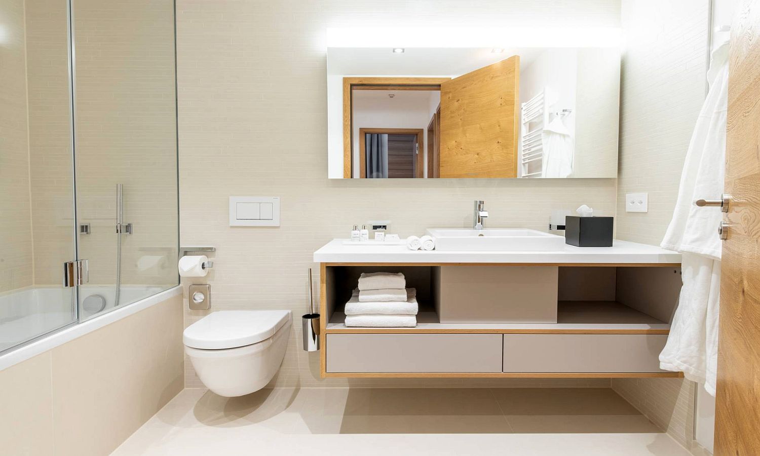 Modernes Badezimmer mit Badewanne, WC und Waschtisch