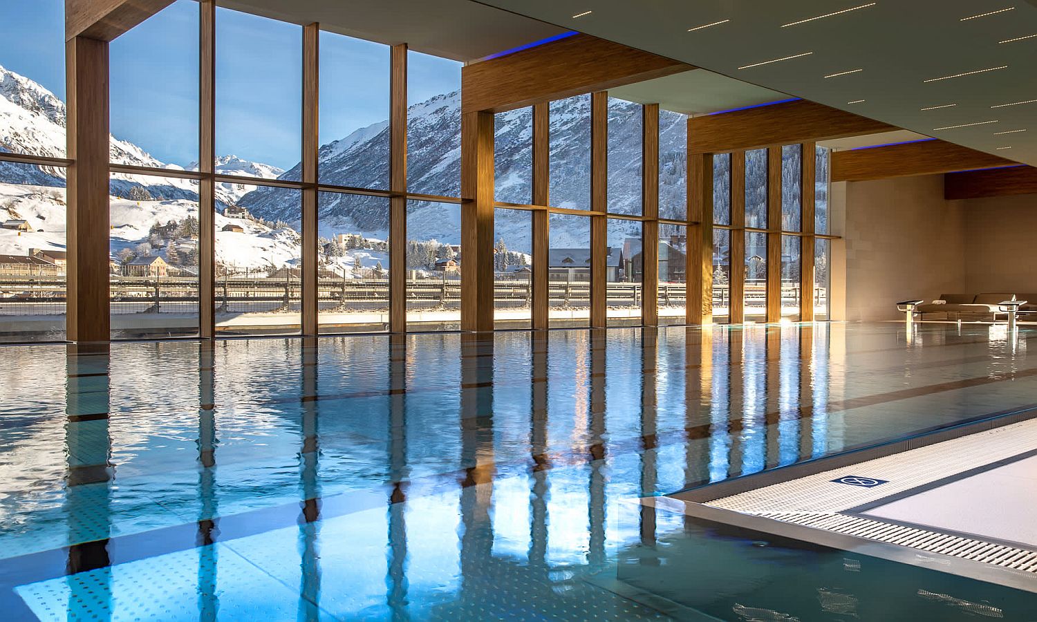 Innenpool mit Bergblick