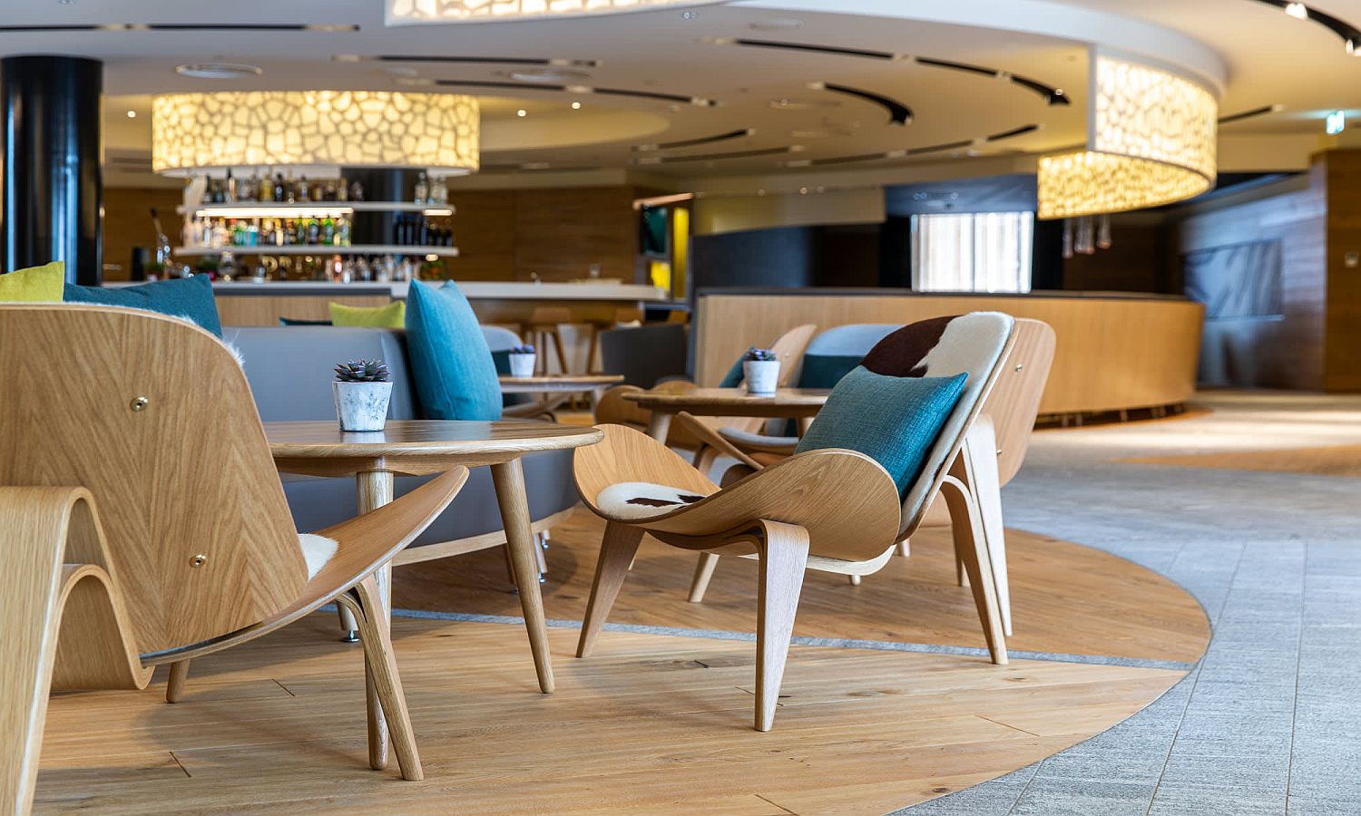 Loungebereich mit Sesseln und Bar