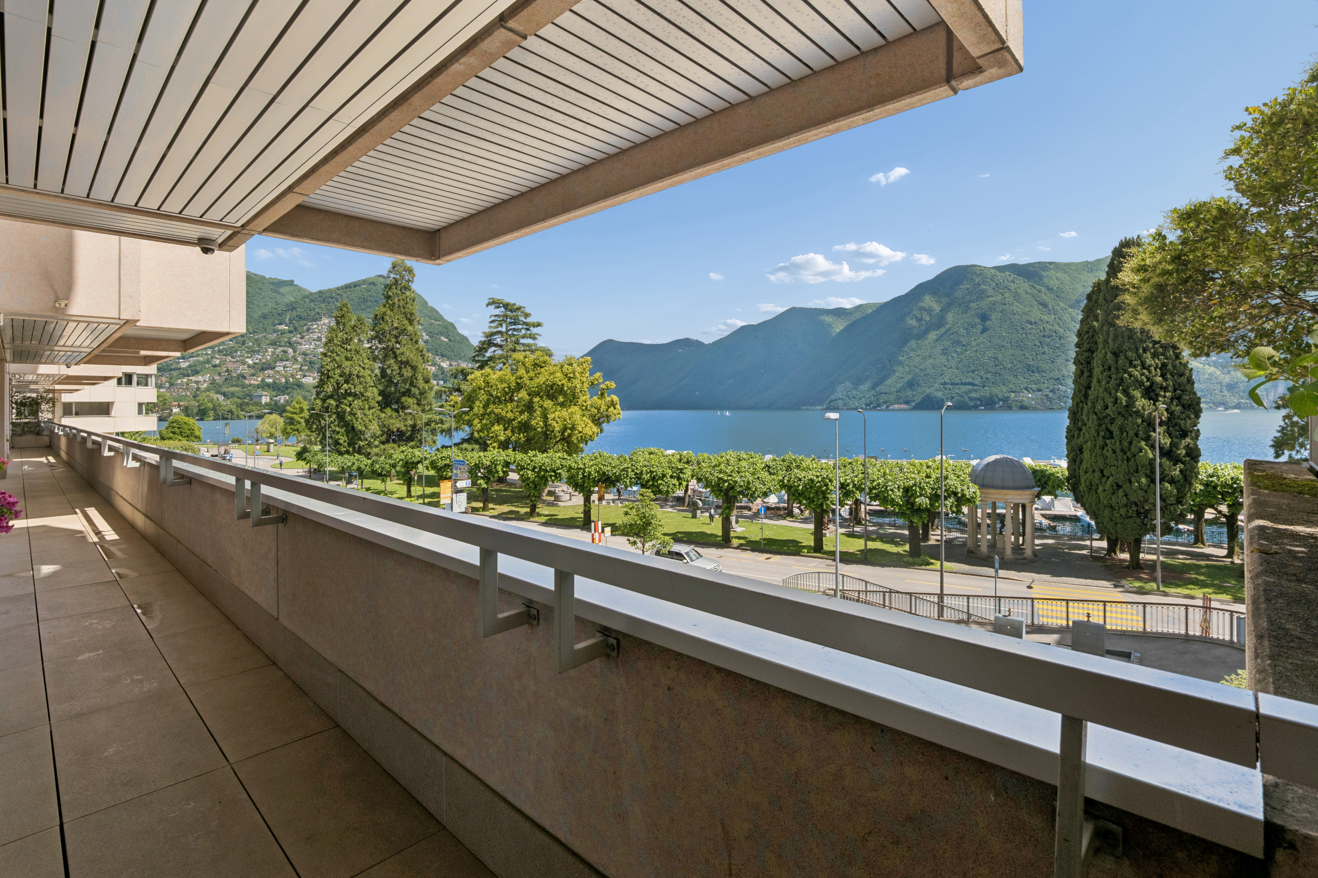 Balkon mit Seeblick und Bergpanorama