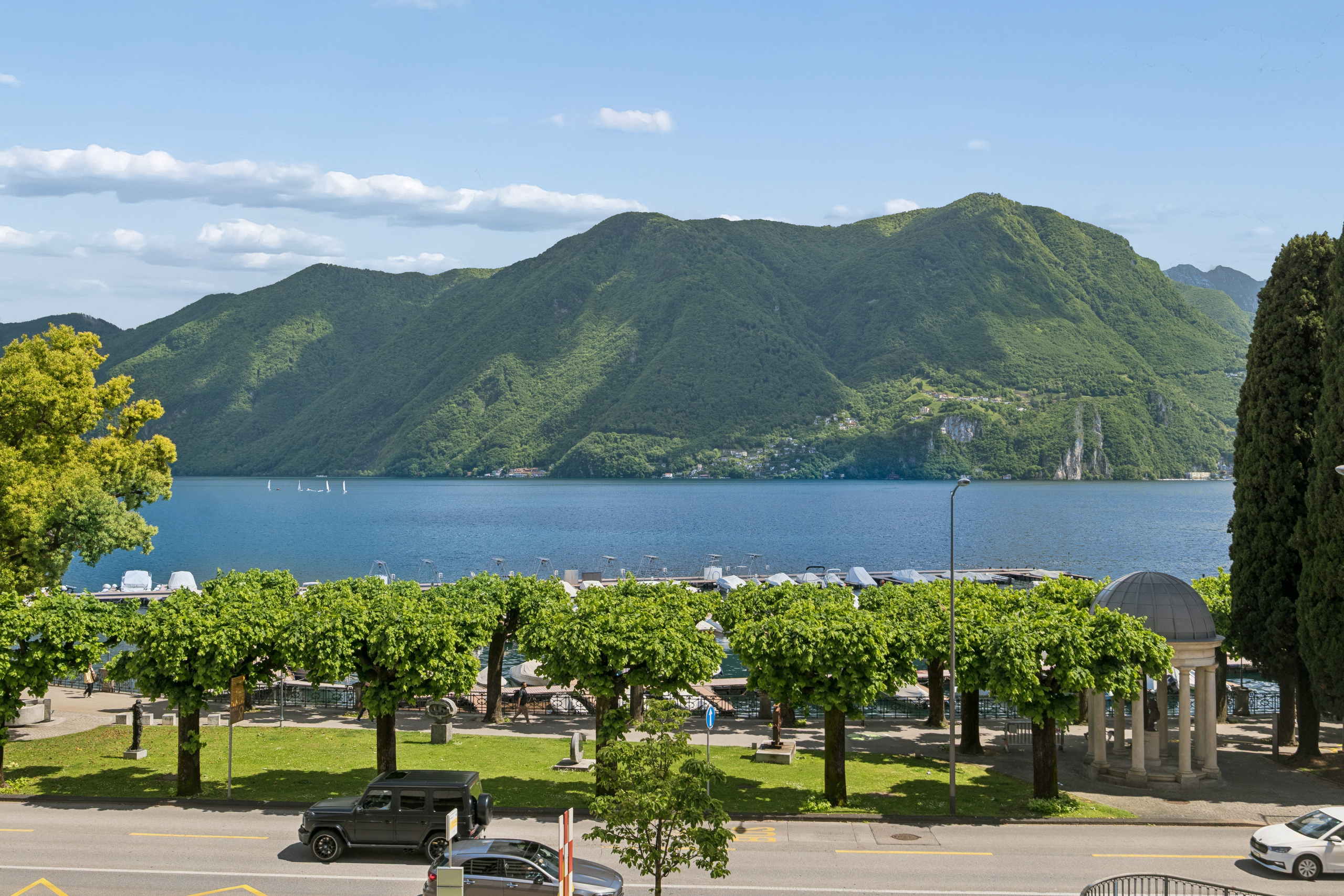 Seeblick mit Bergpanorama