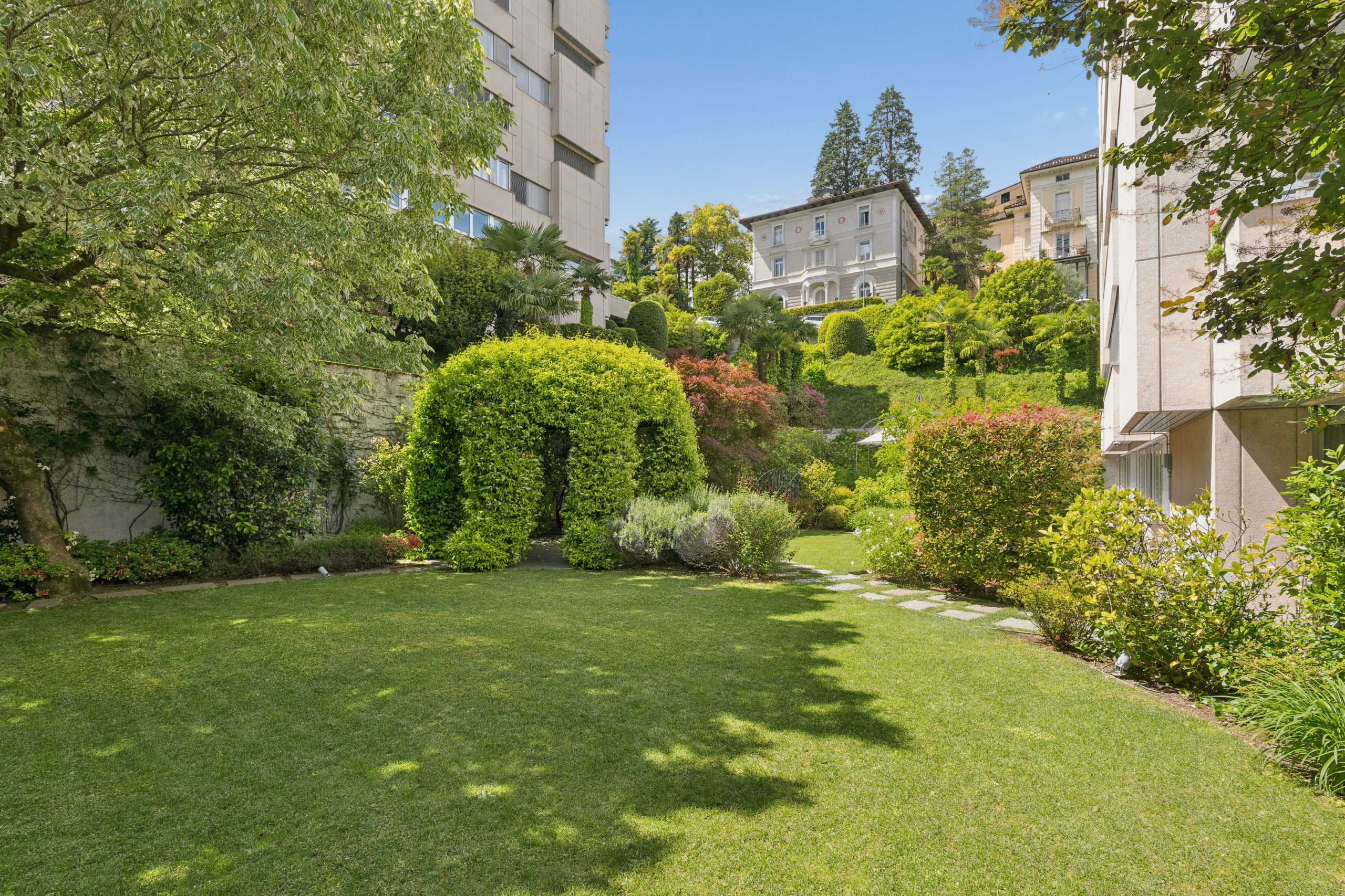 Gepflegter Garten zwischen Wohngebäuden