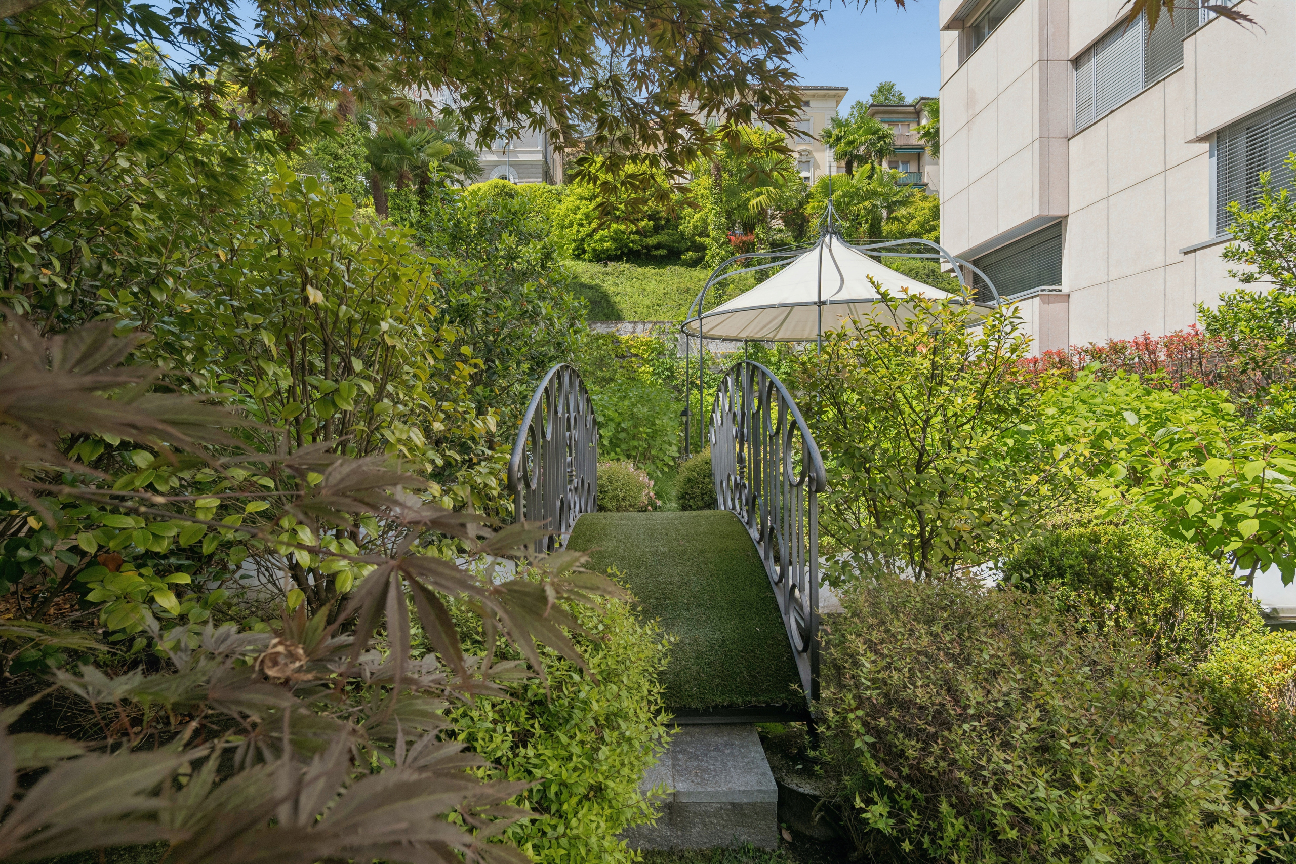 Garten mit Brücke und Pavillon