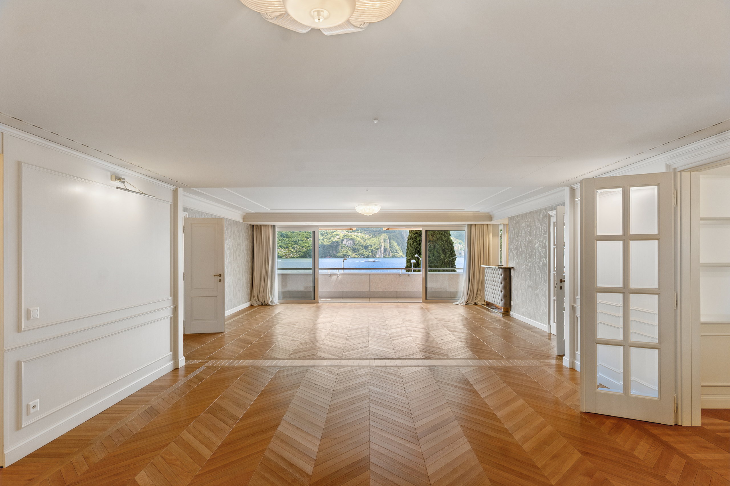 Großzügiger Wohnraum mit Balkonblick
