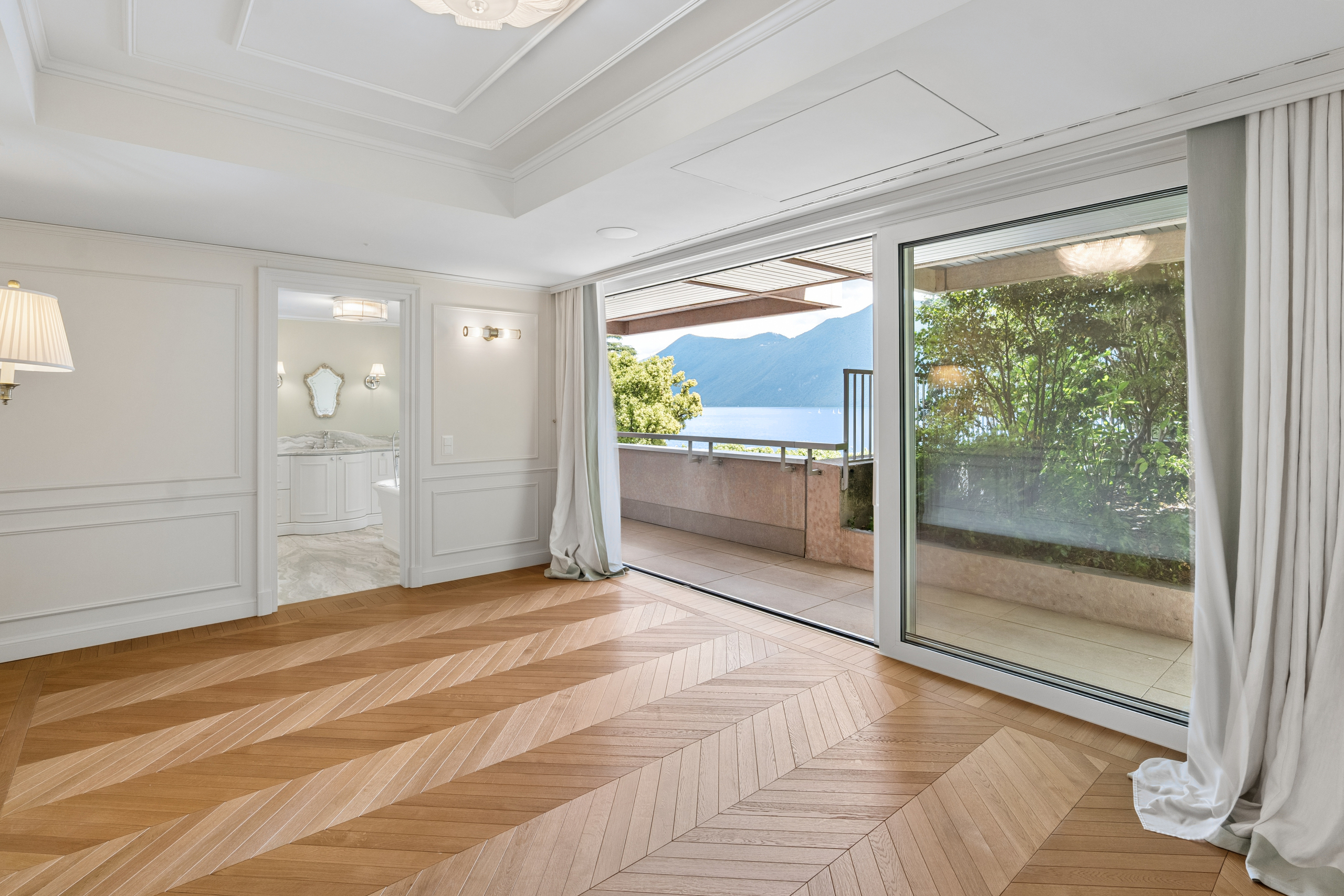 Helles Schlafzimmer mit Seeblick