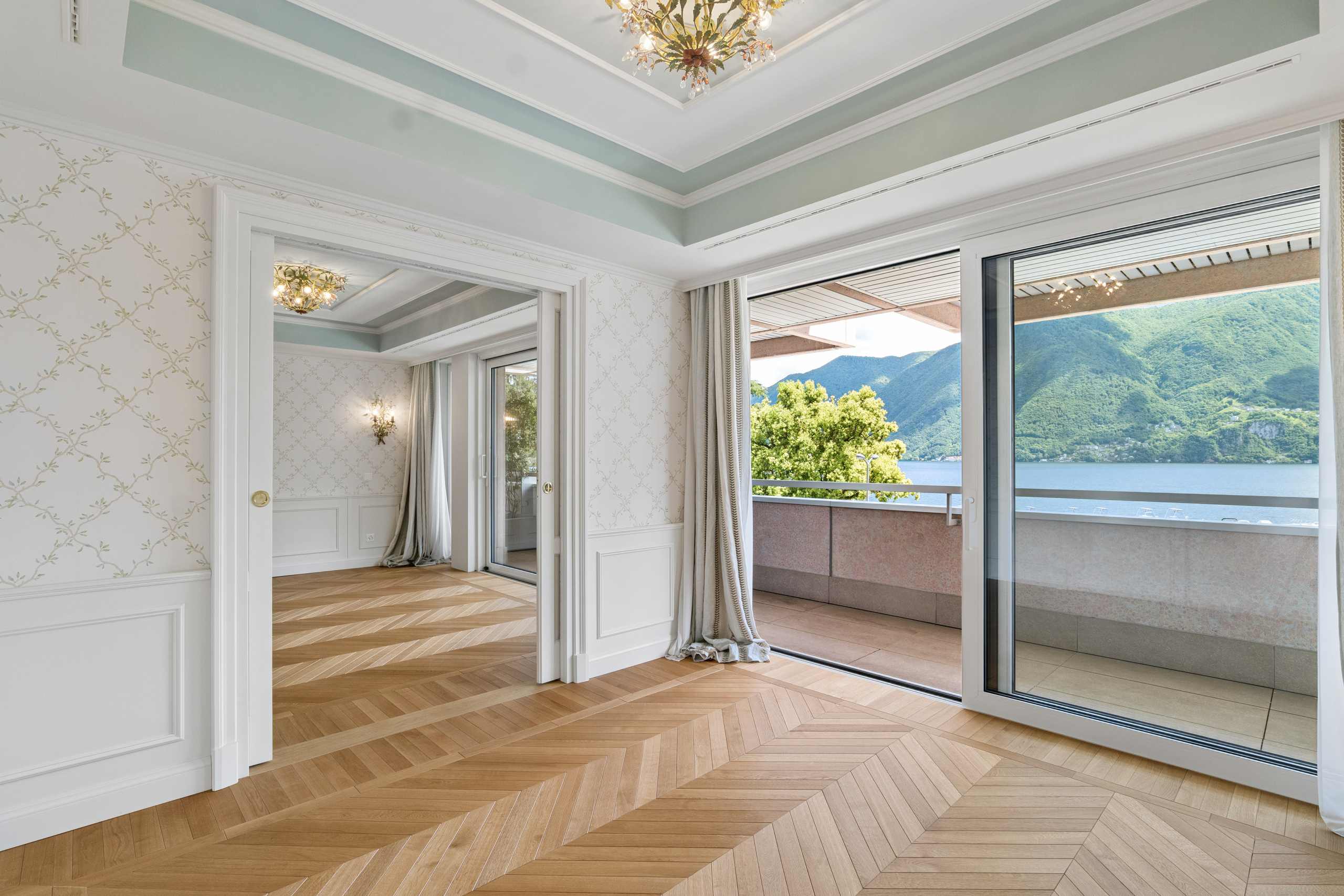 Eleganter Raum mit Balkonblick auf See und Berge