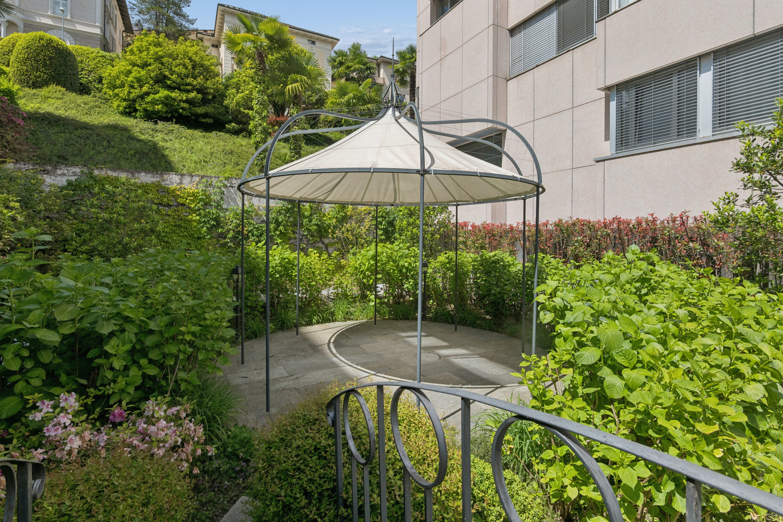 Garten mit Pergola und üppiger Bepflanzung