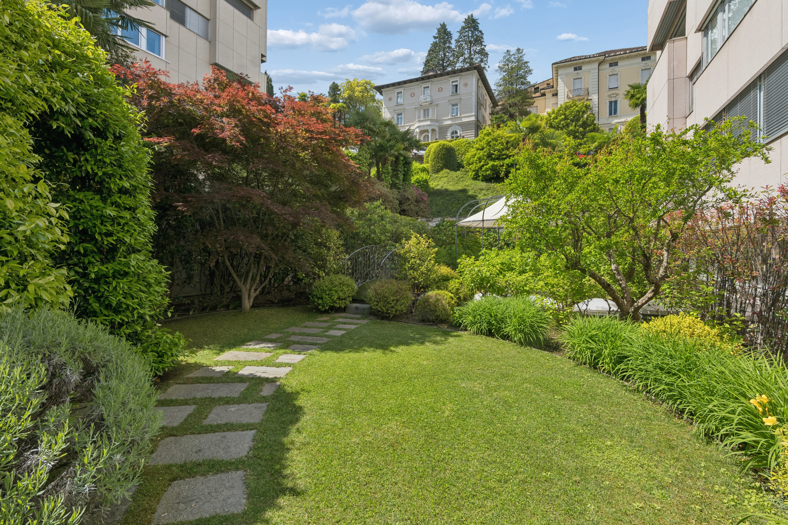 Gepflegter Garten zwischen Wohngebäuden