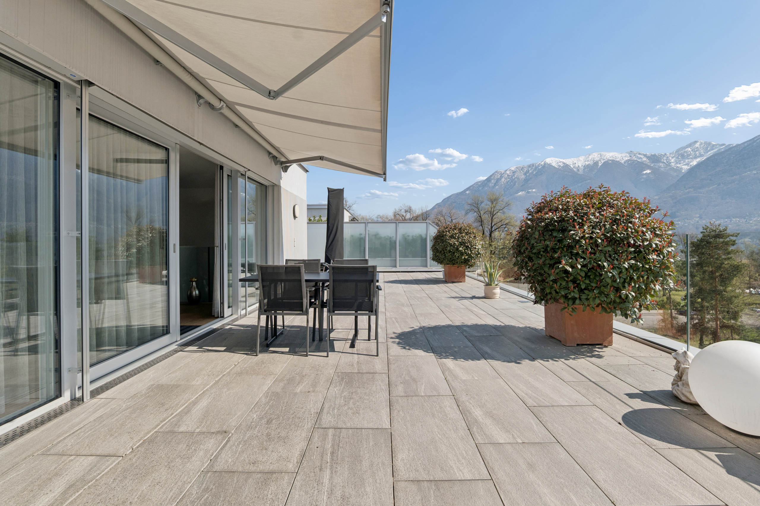 Große Dachterrasse mit Bergblick