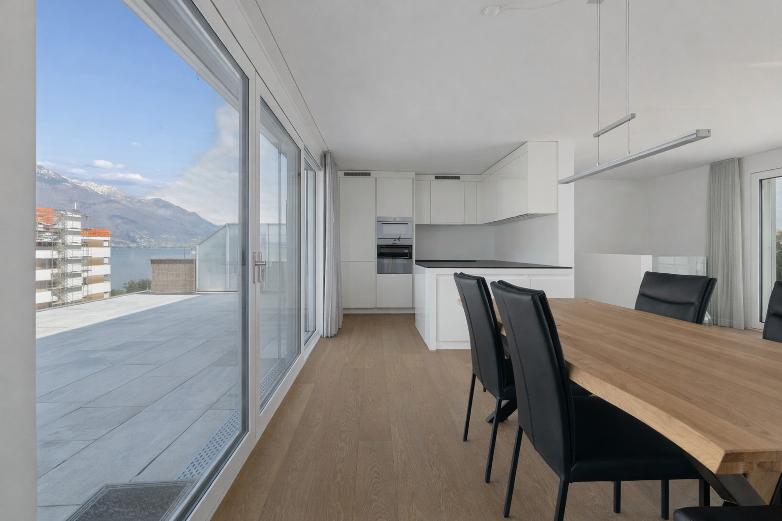 Offener Wohn- und Essbereich mit Küche und großer Terrasse