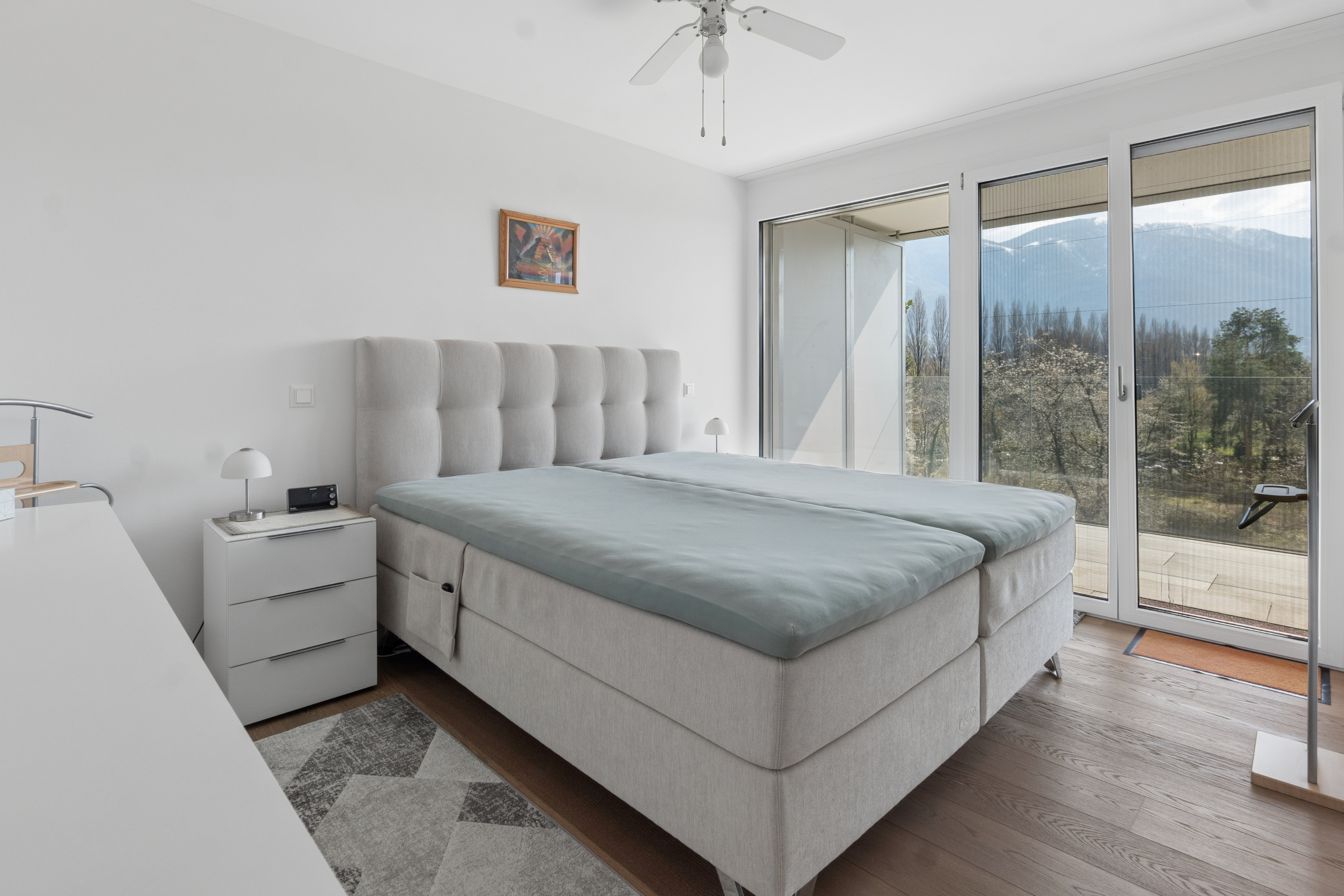 Helles Schlafzimmer mit Balkonblick