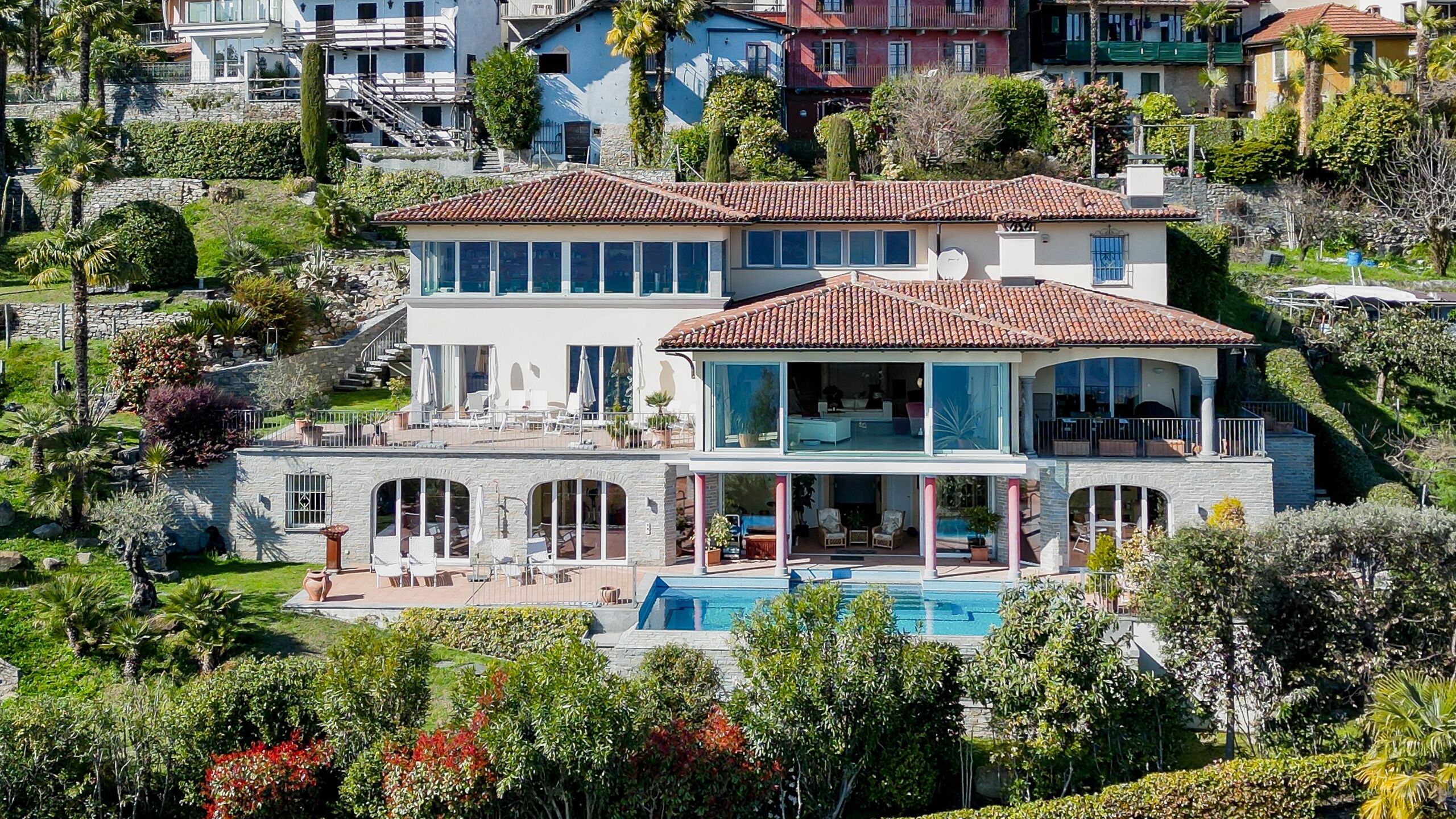 Luxuriöse Villa mit Pool und mediterranem Garten
