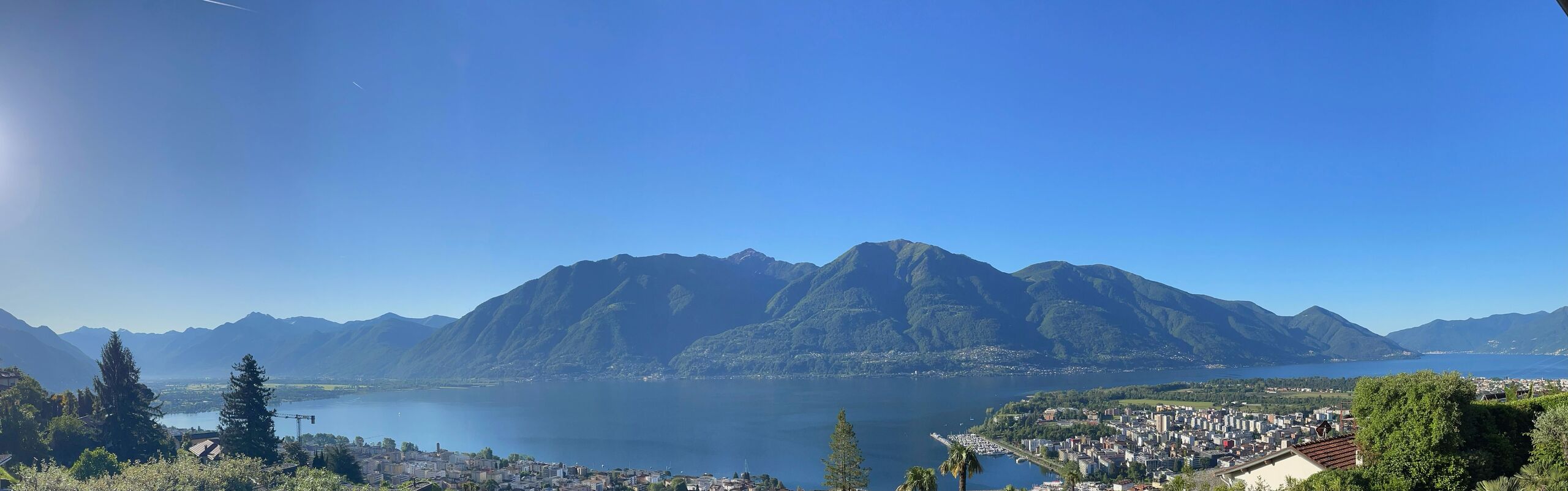 Panoramablick auf See und Berge