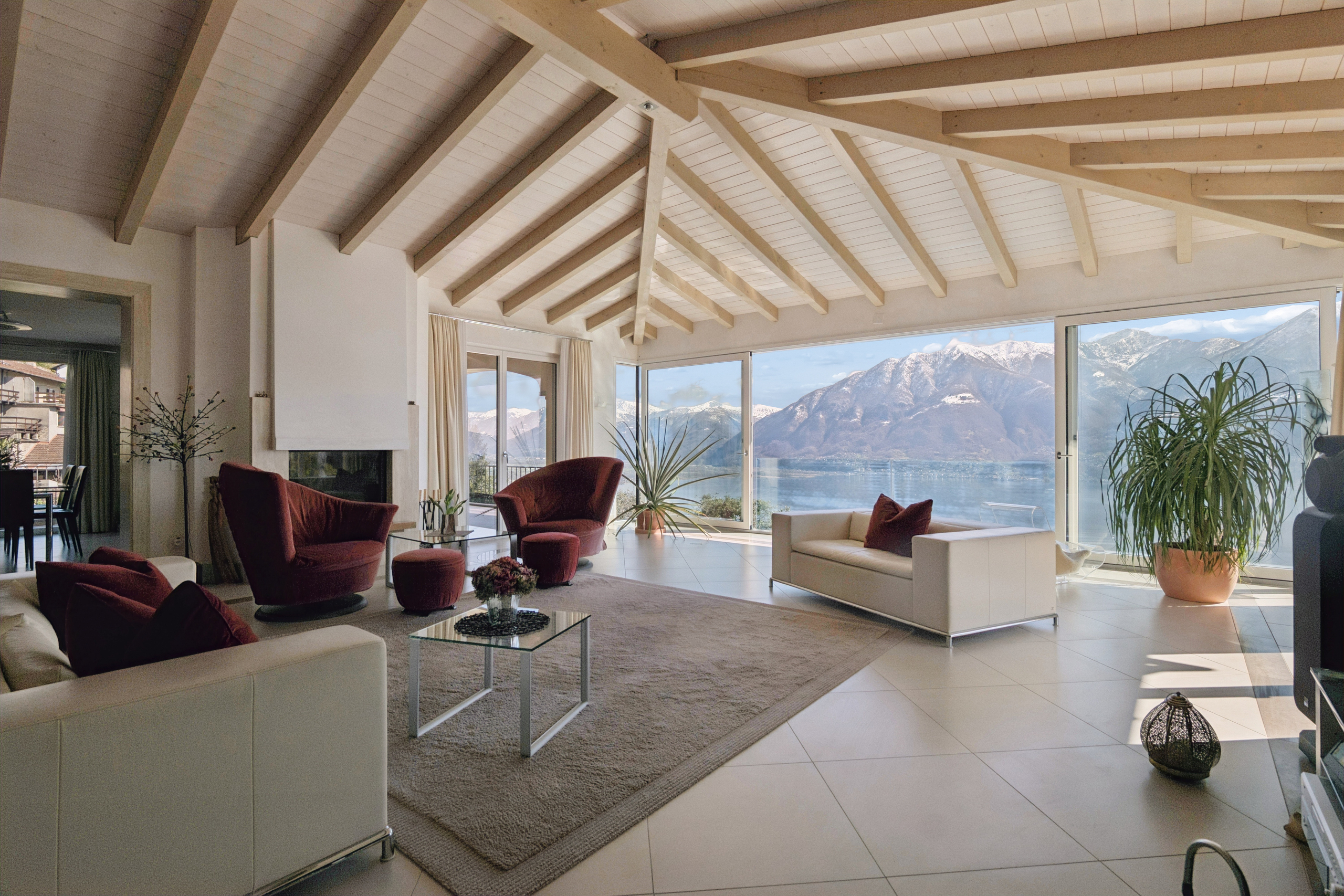 Großzügiges Wohnzimmer mit Panoramablick auf Berge und See