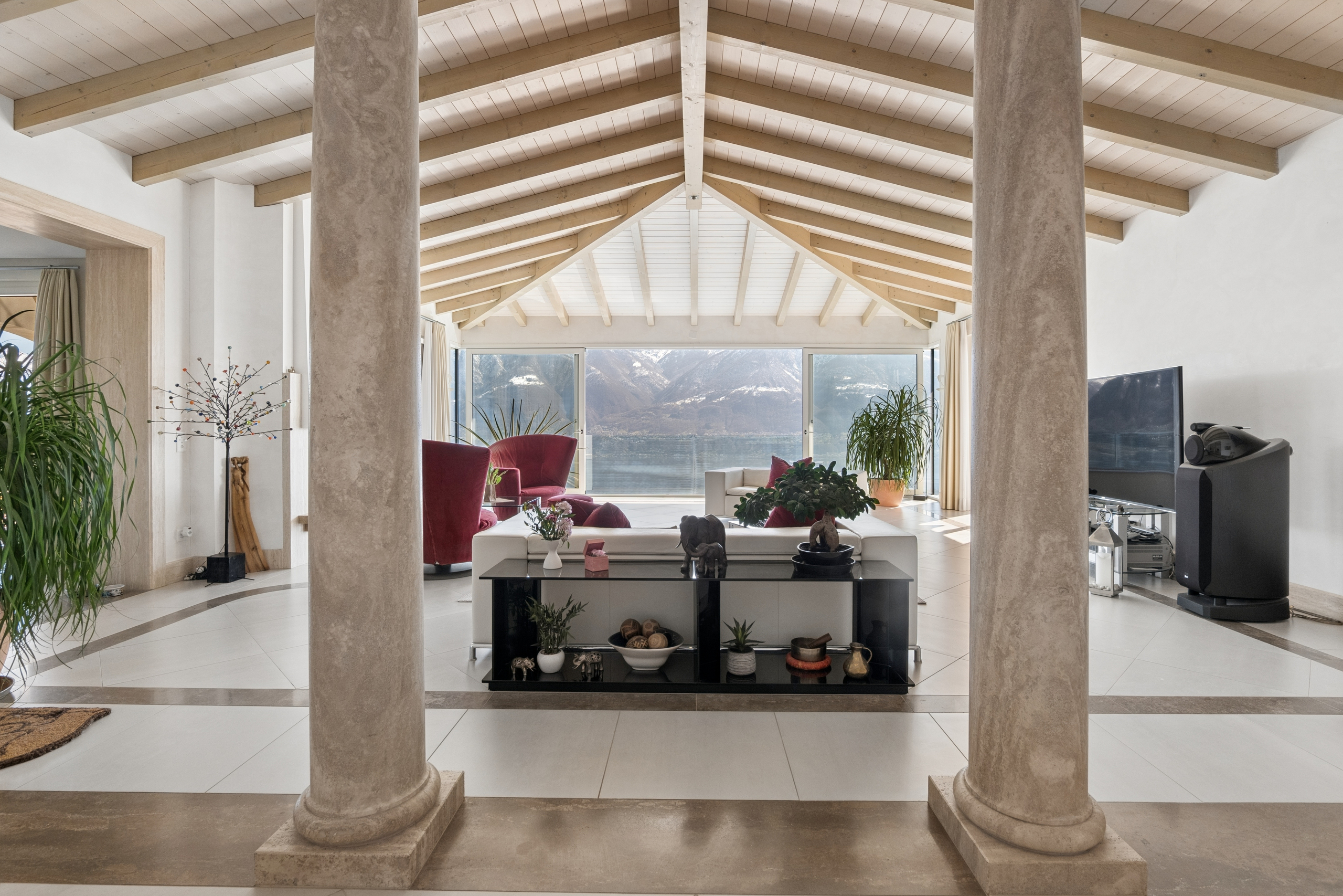 Großzügiges Wohnzimmer mit Bergblick