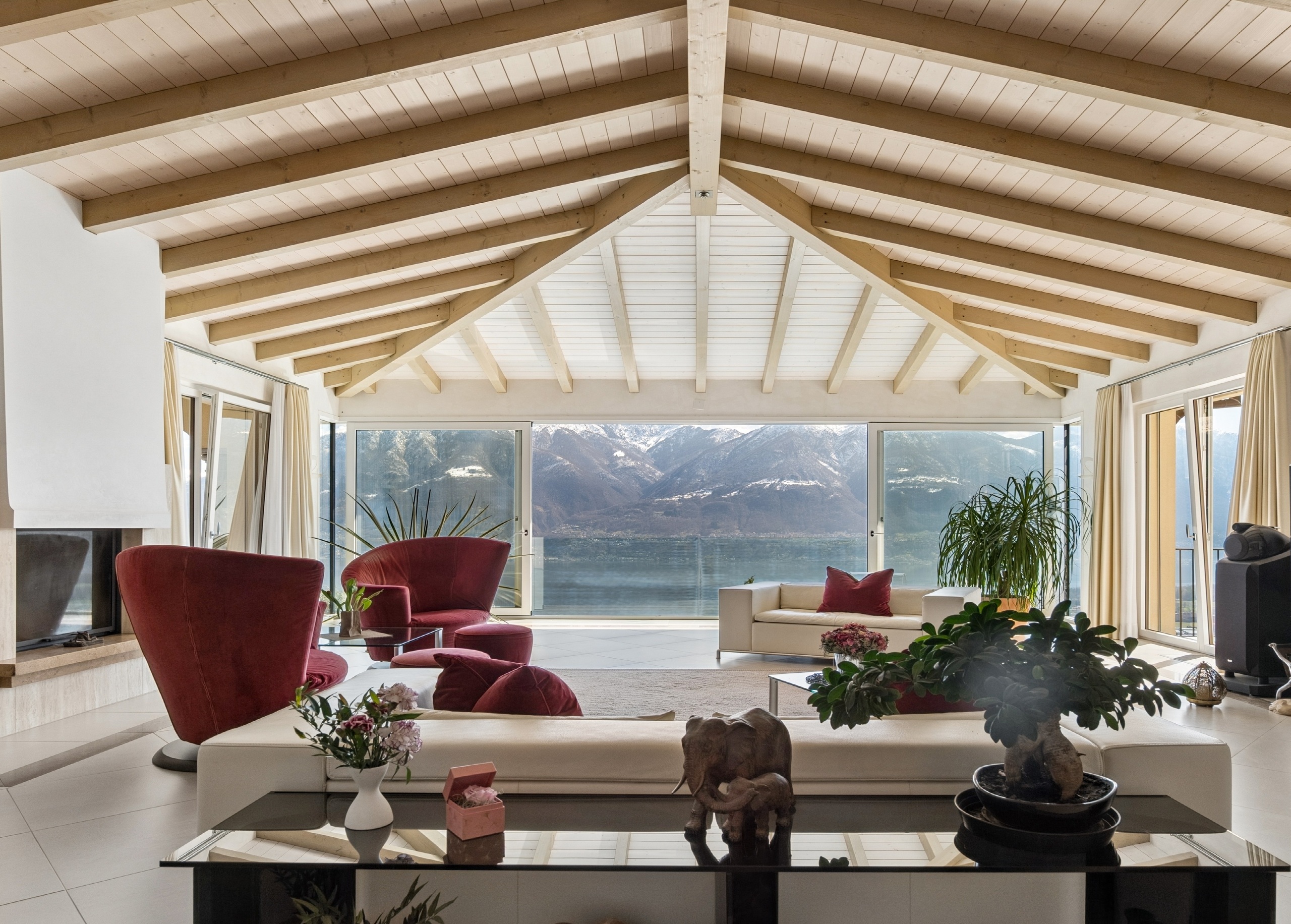Lichtdurchflutetes Wohnzimmer mit Panoramablick