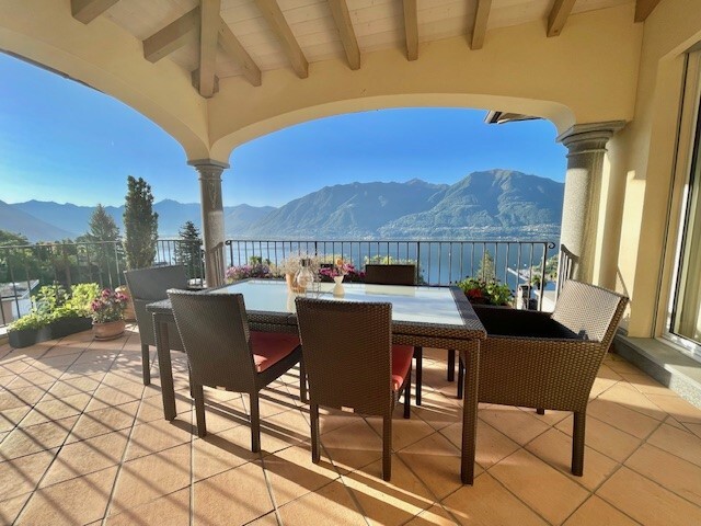 Überdachte Terrasse mit Bergblick