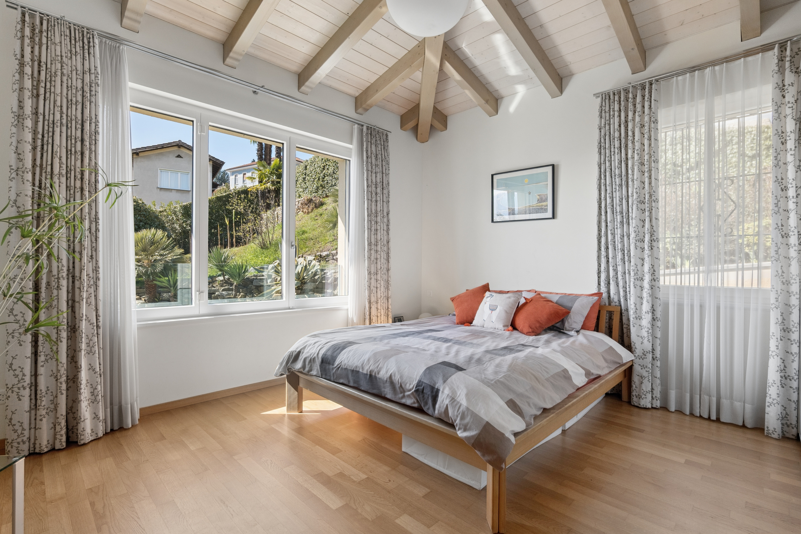 Helles Schlafzimmer mit Blick ins Grüne