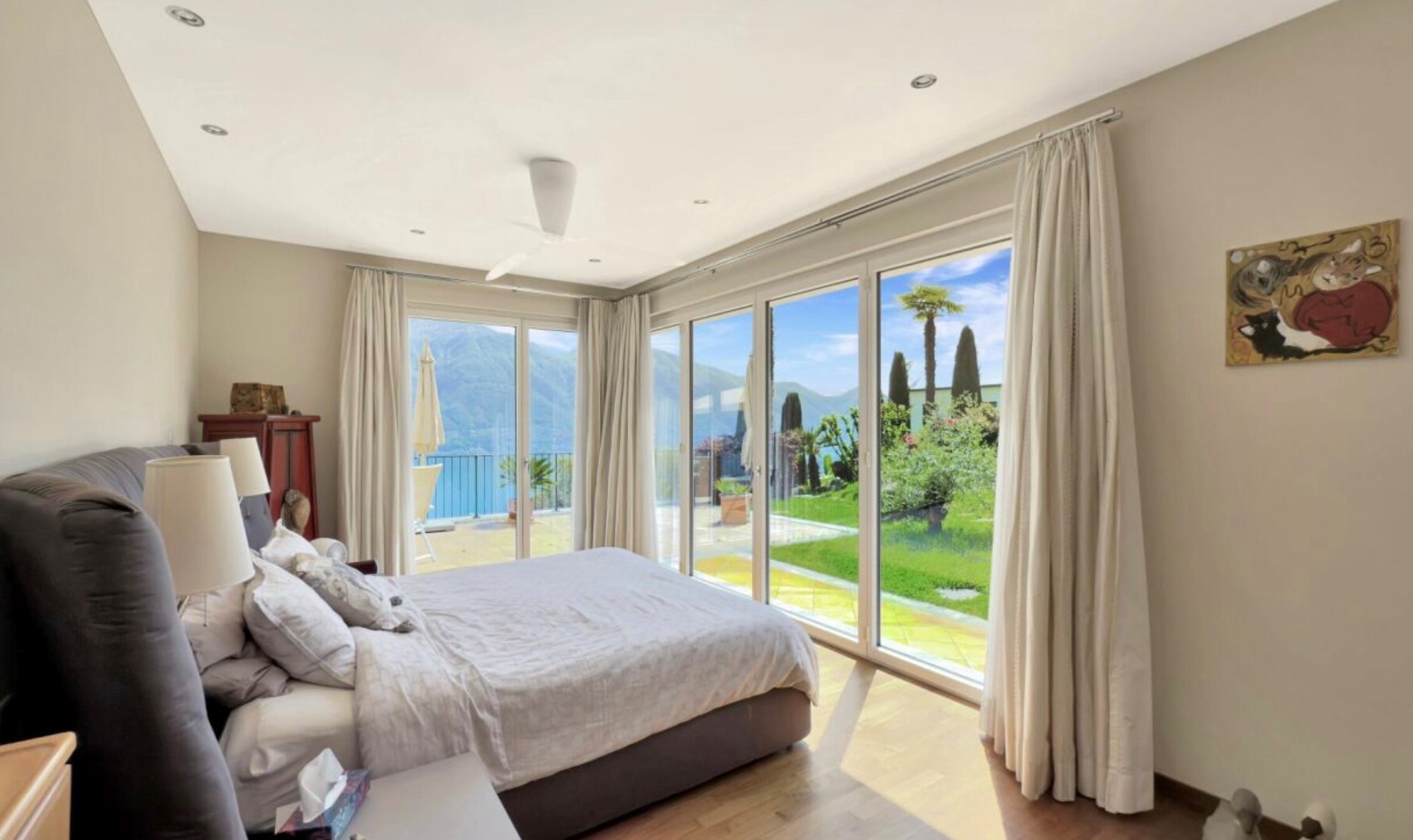 Schlafzimmer mit Panoramafenster und Gartenblick