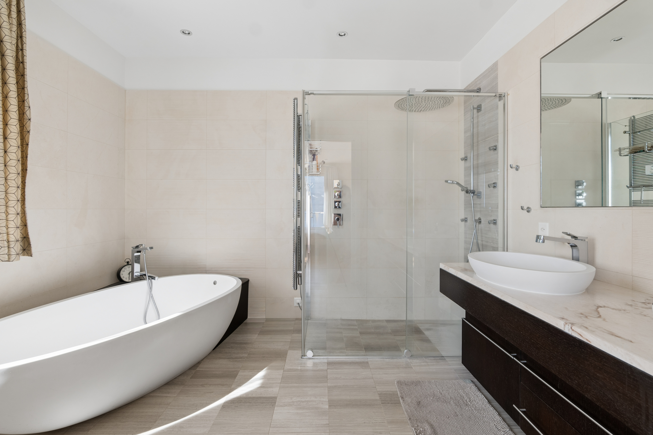 Modernes Badezimmer mit Badewanne und Walk-in-Dusche