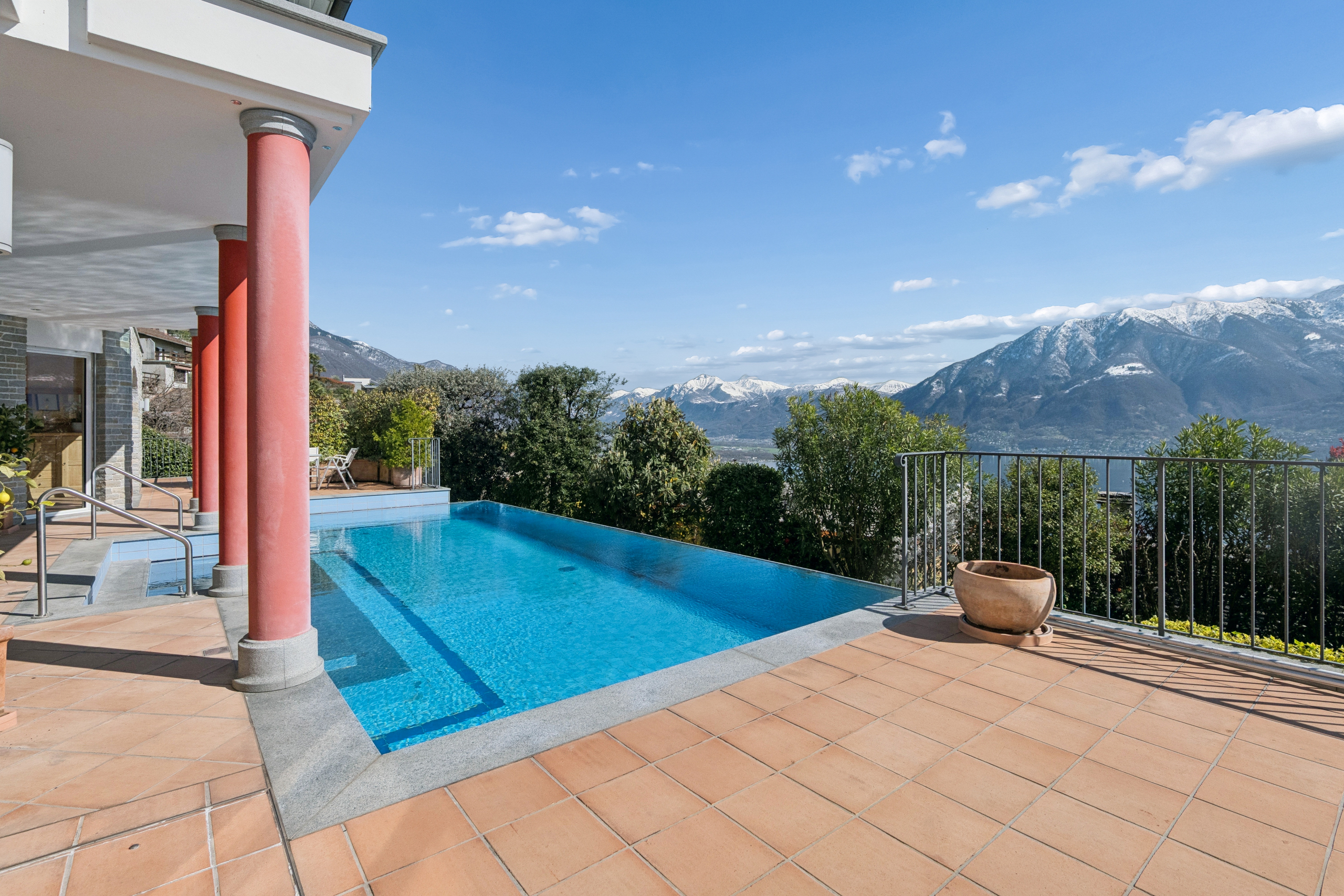 Terrasse mit Pool und Bergblick