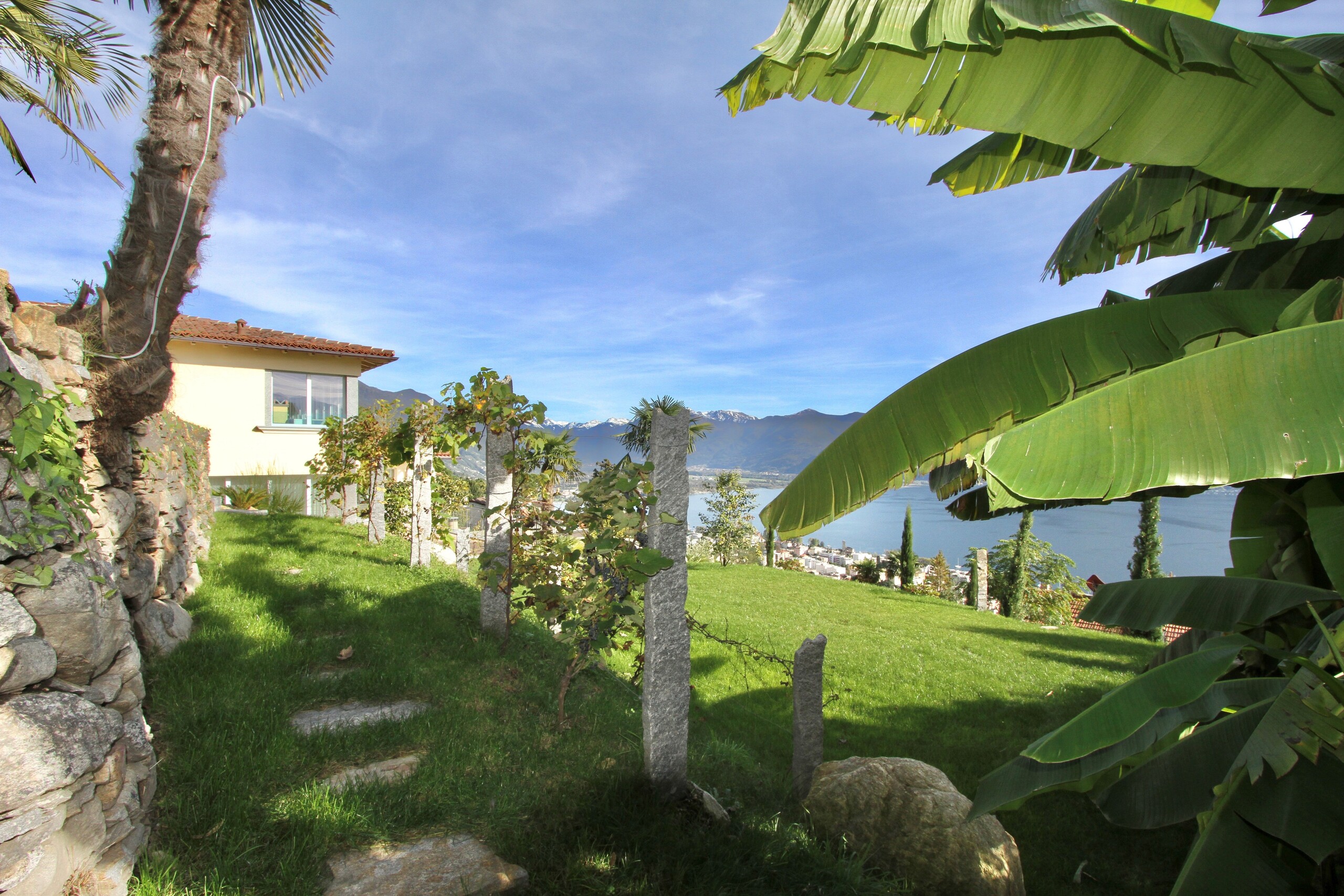 Mediterraner Garten mit Seeblick
