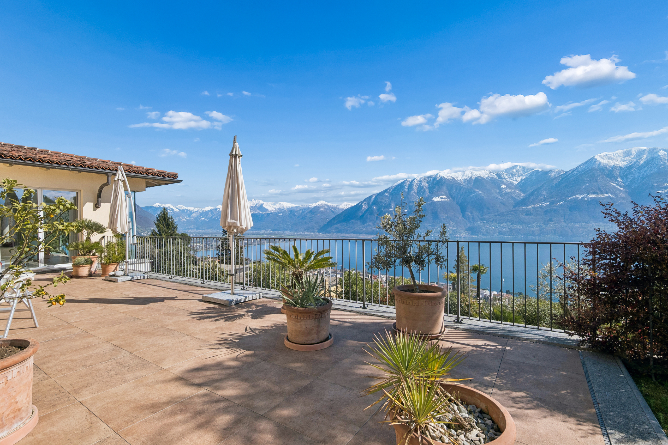 Terrasse mit Seeblick und Bergpanorama