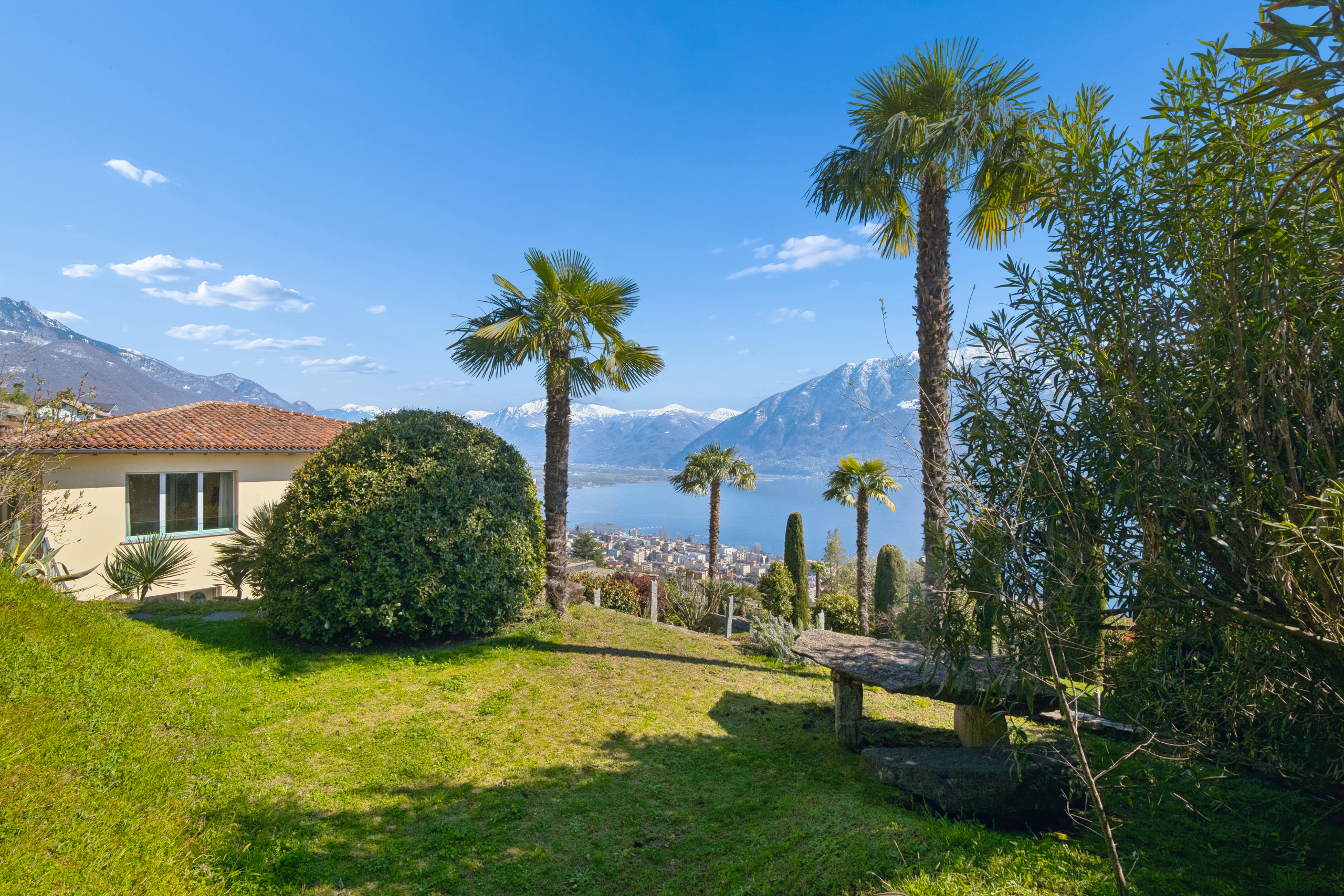 Garten mit Seeblick und Bergpanorama