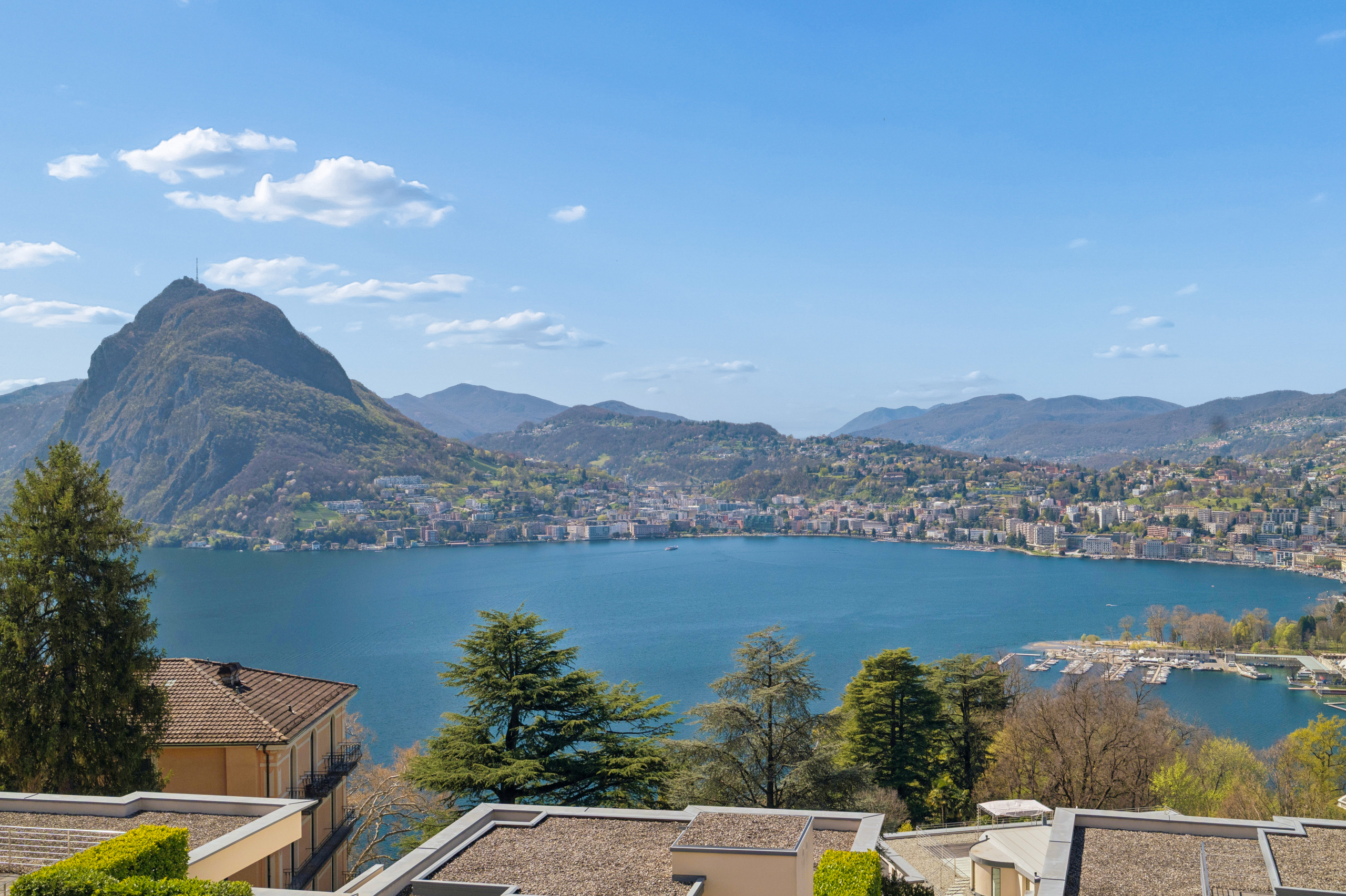 Panoramablick auf See und Berge
