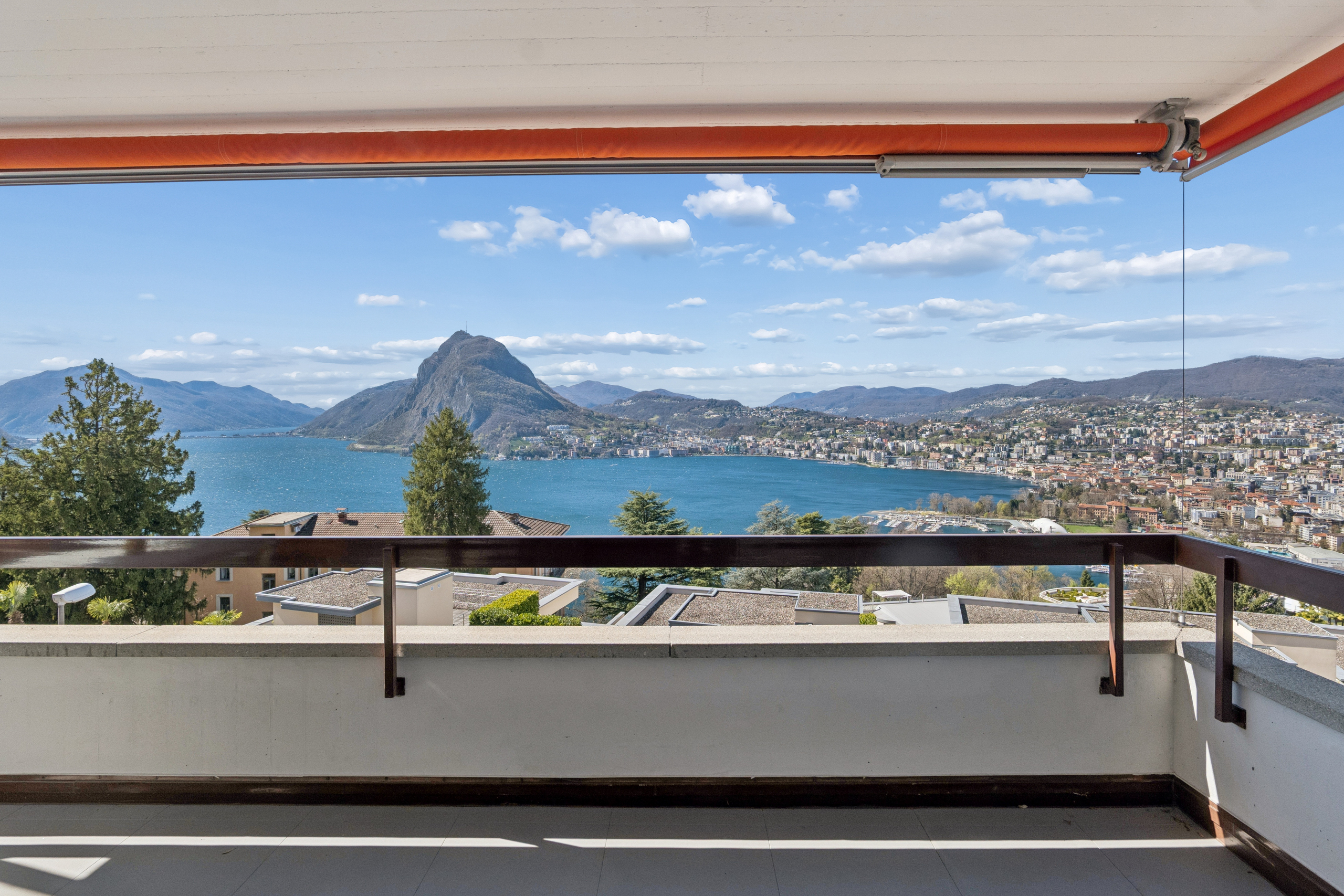 Balkon mit Seeblick und Bergpanorama