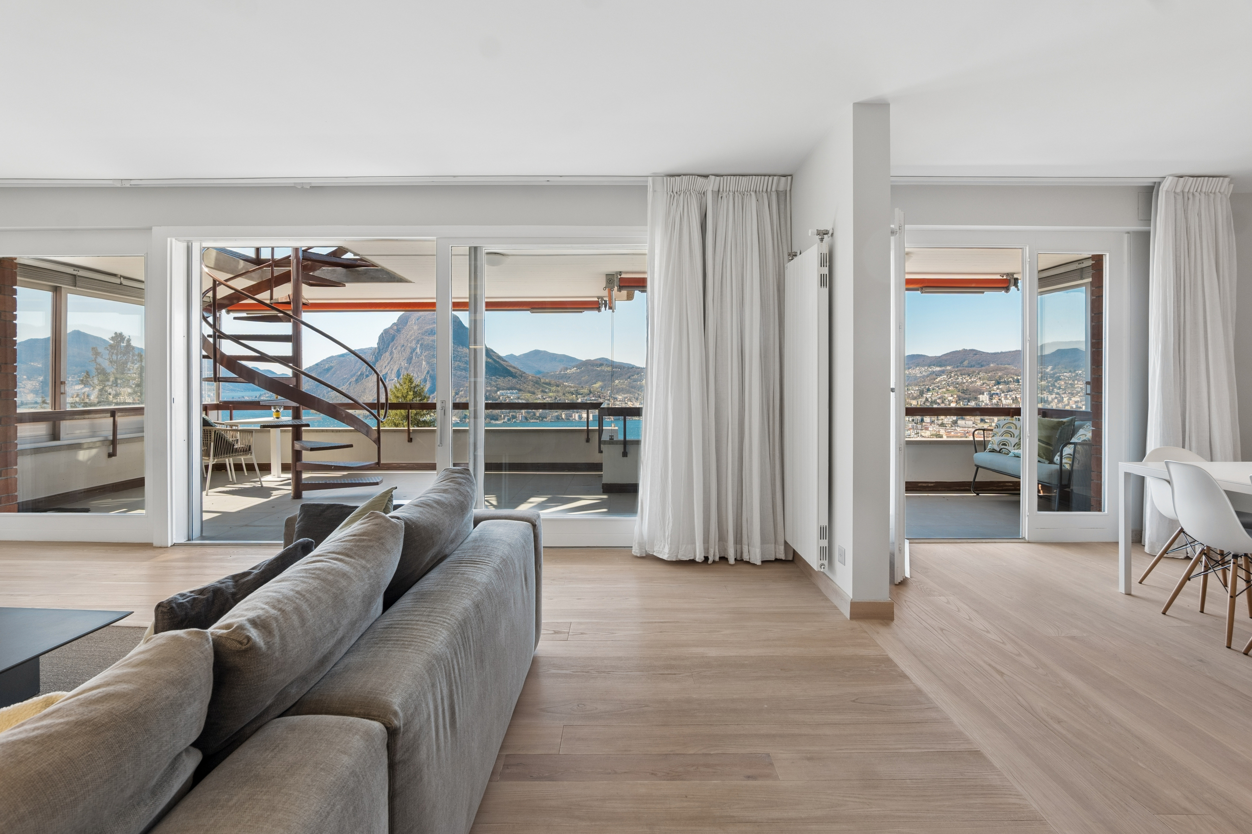 Helles Wohn-Esszimmer mit Meer- und Bergblick