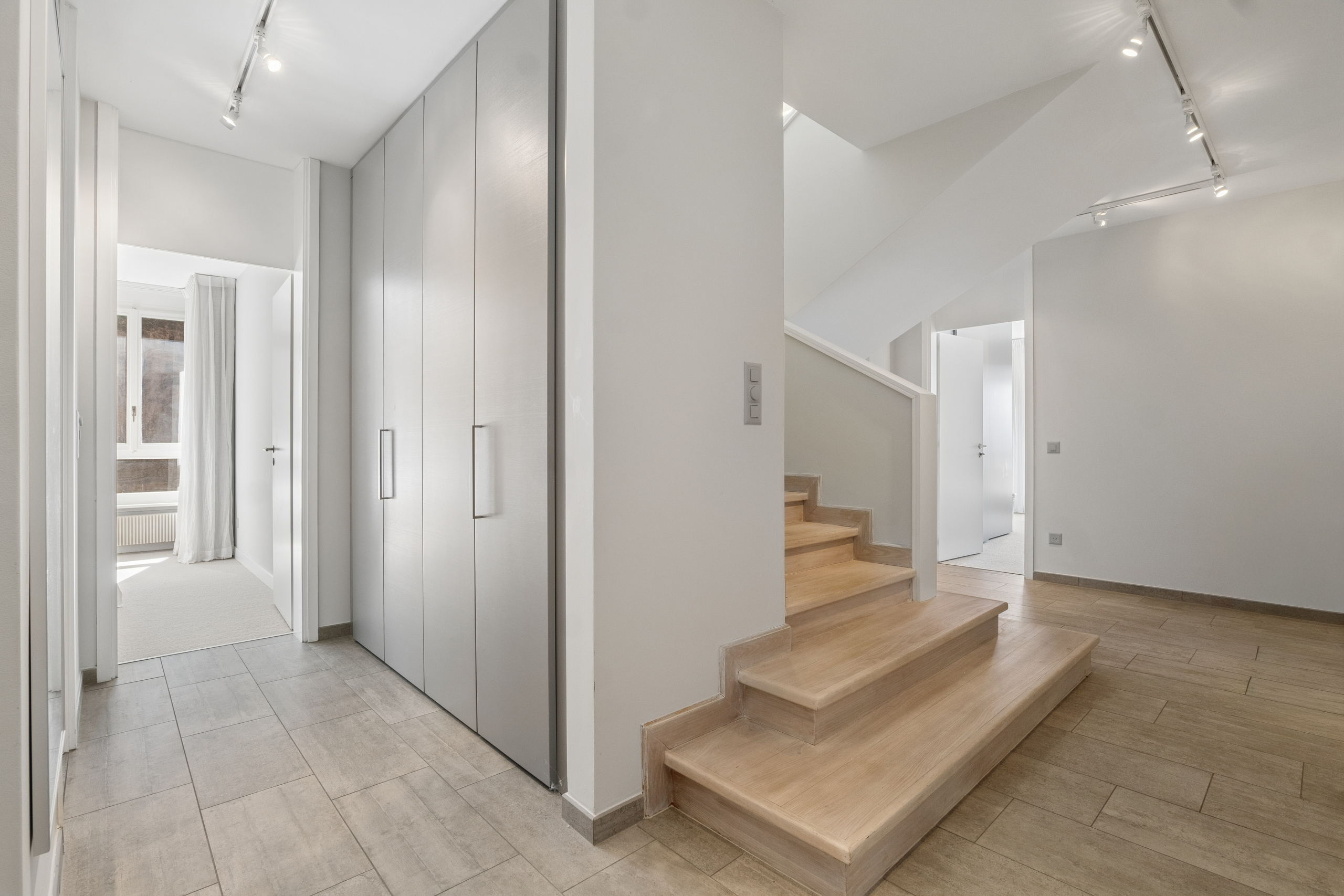 Heller Flur mit Treppe und Einbauschrank