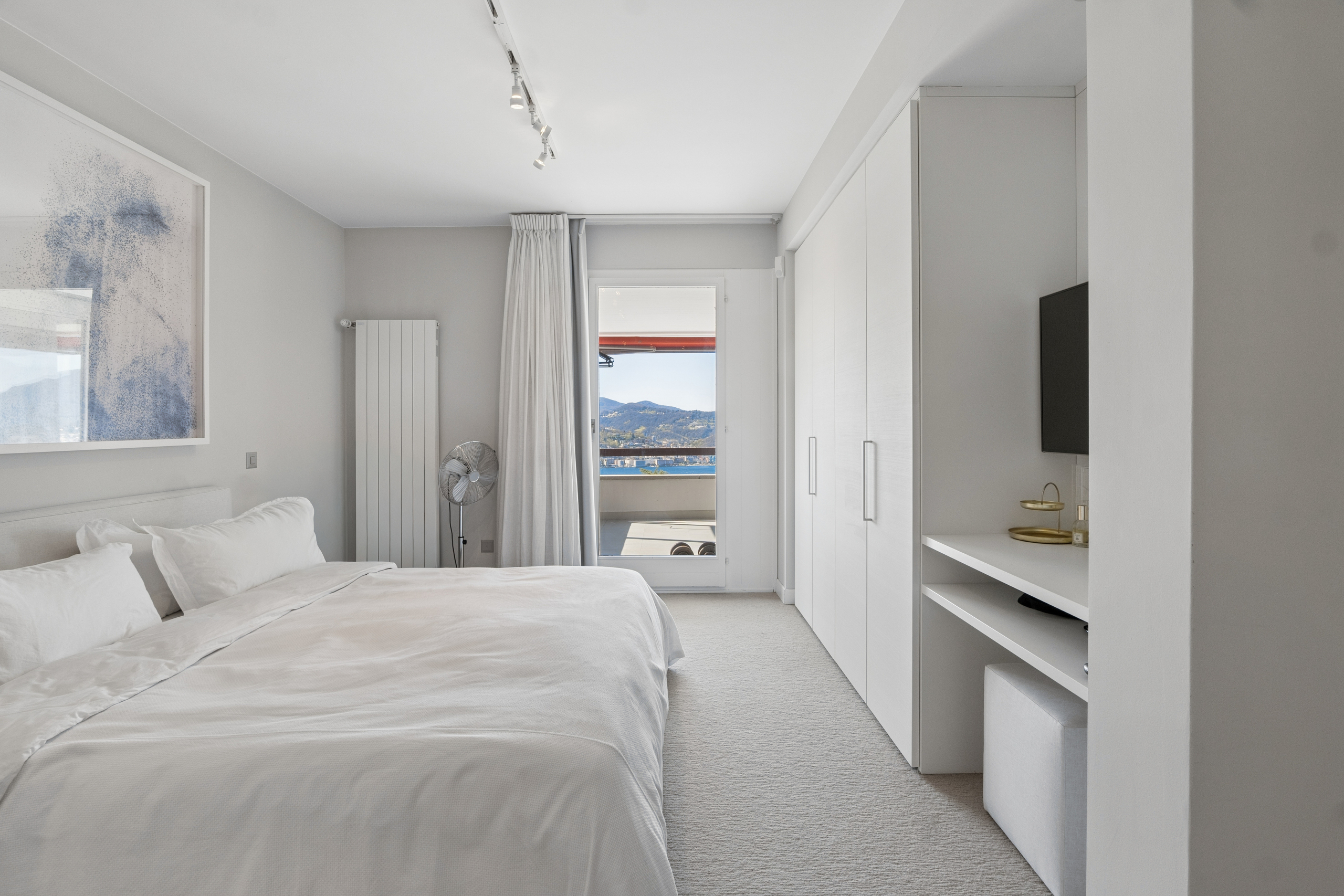 Helles Schlafzimmer mit Meerblick-Balkon
