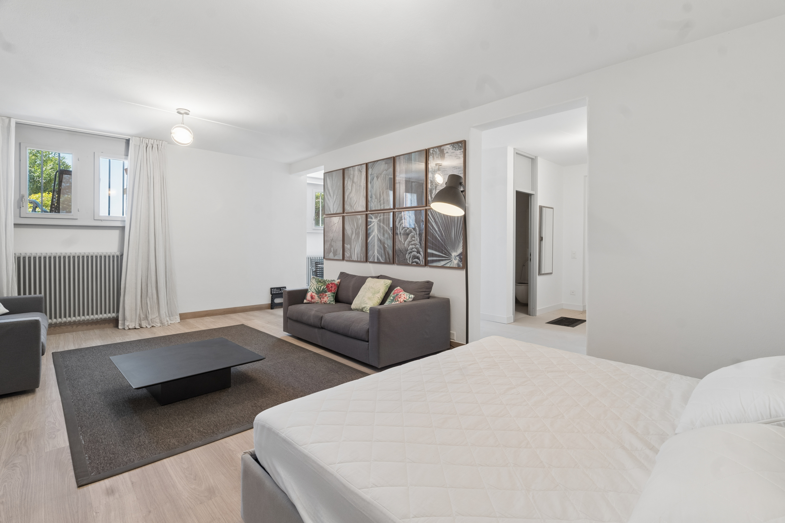 Helles, modernes Schlafzimmer mit Wohnbereich